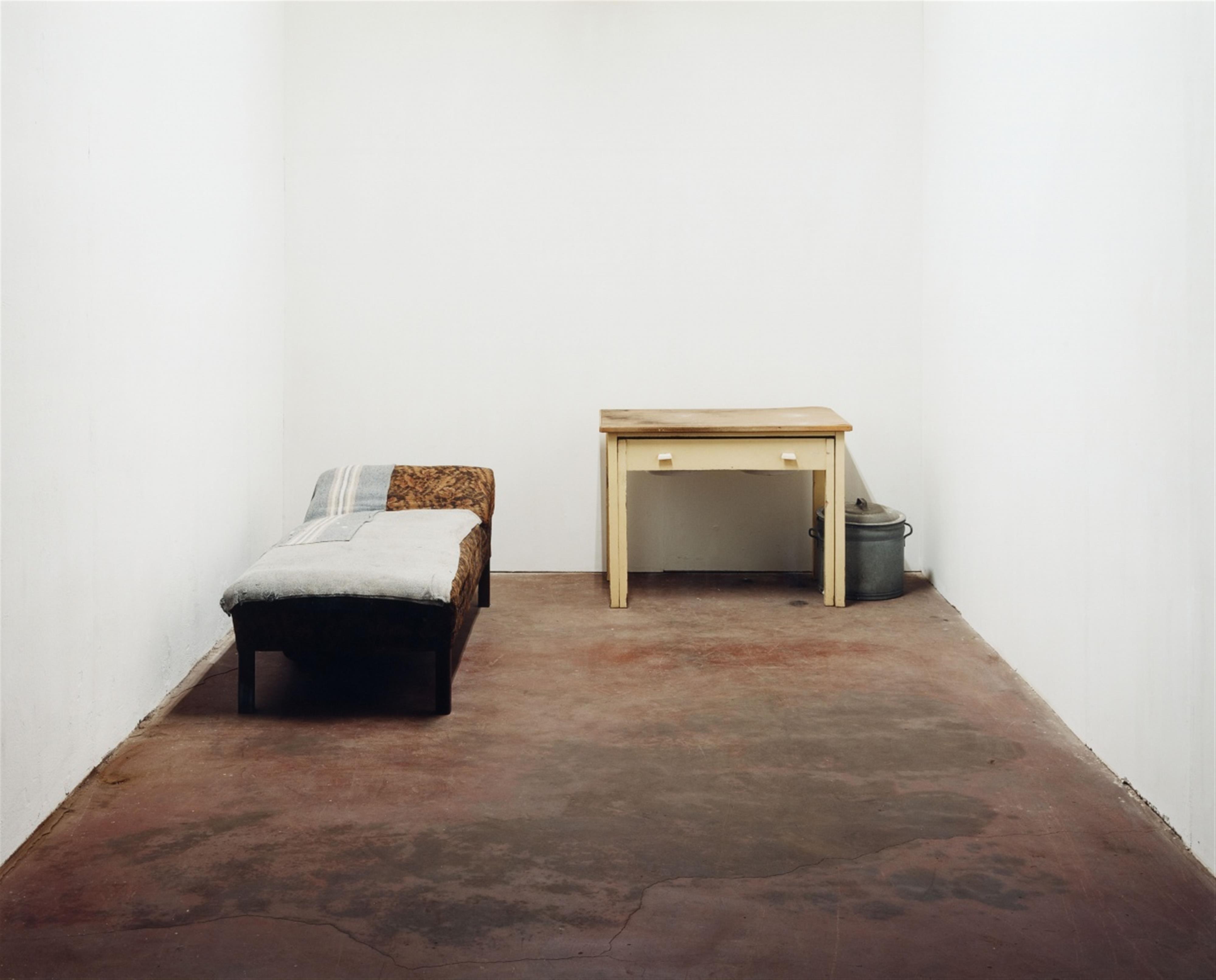 Ricarda Roggan - Bett, Tisch und Eimer - image-1
