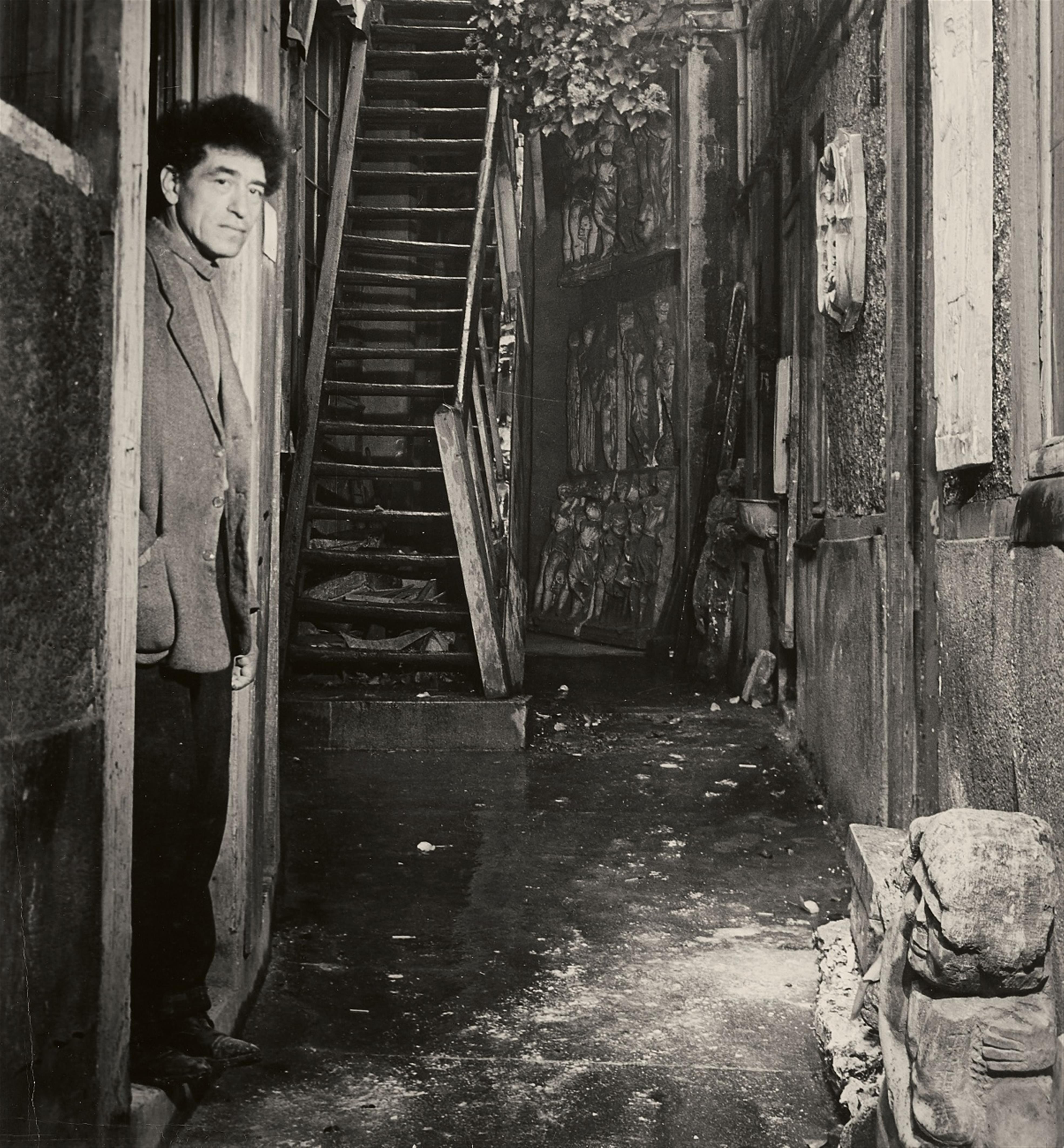 Brassaï (Gyula Halász) - Giacometti à la porte de son atelier - image-1