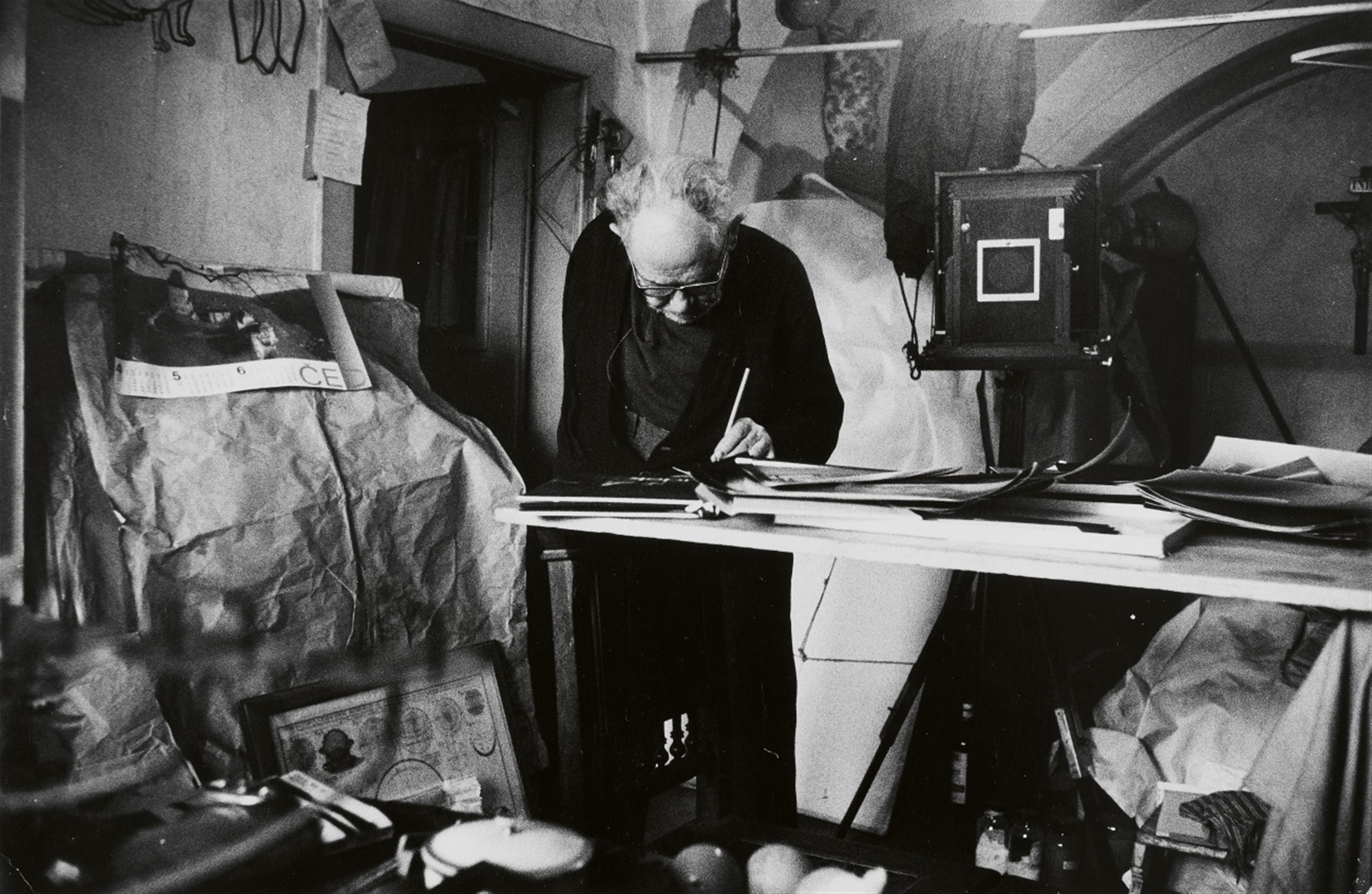 Gisèle Freund - Josef Sudek in seinem Atelier - image-1