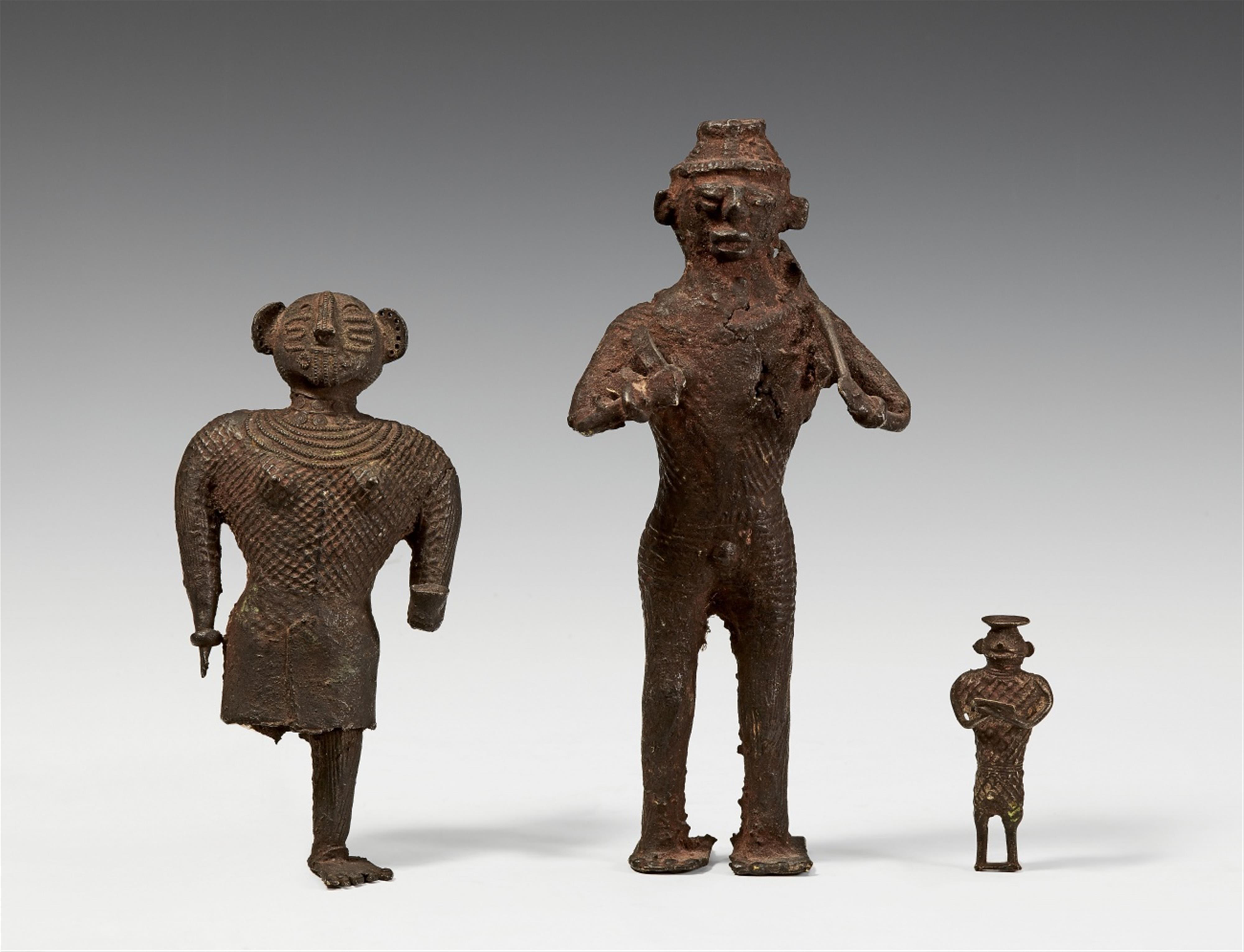 Drei stehende Figuren. Bronze. Zentralindien, Orissa/Andhra Pradesh-Grenzgebiet. Maliah-Kondh-Stamm. 20. Jh. - image-1