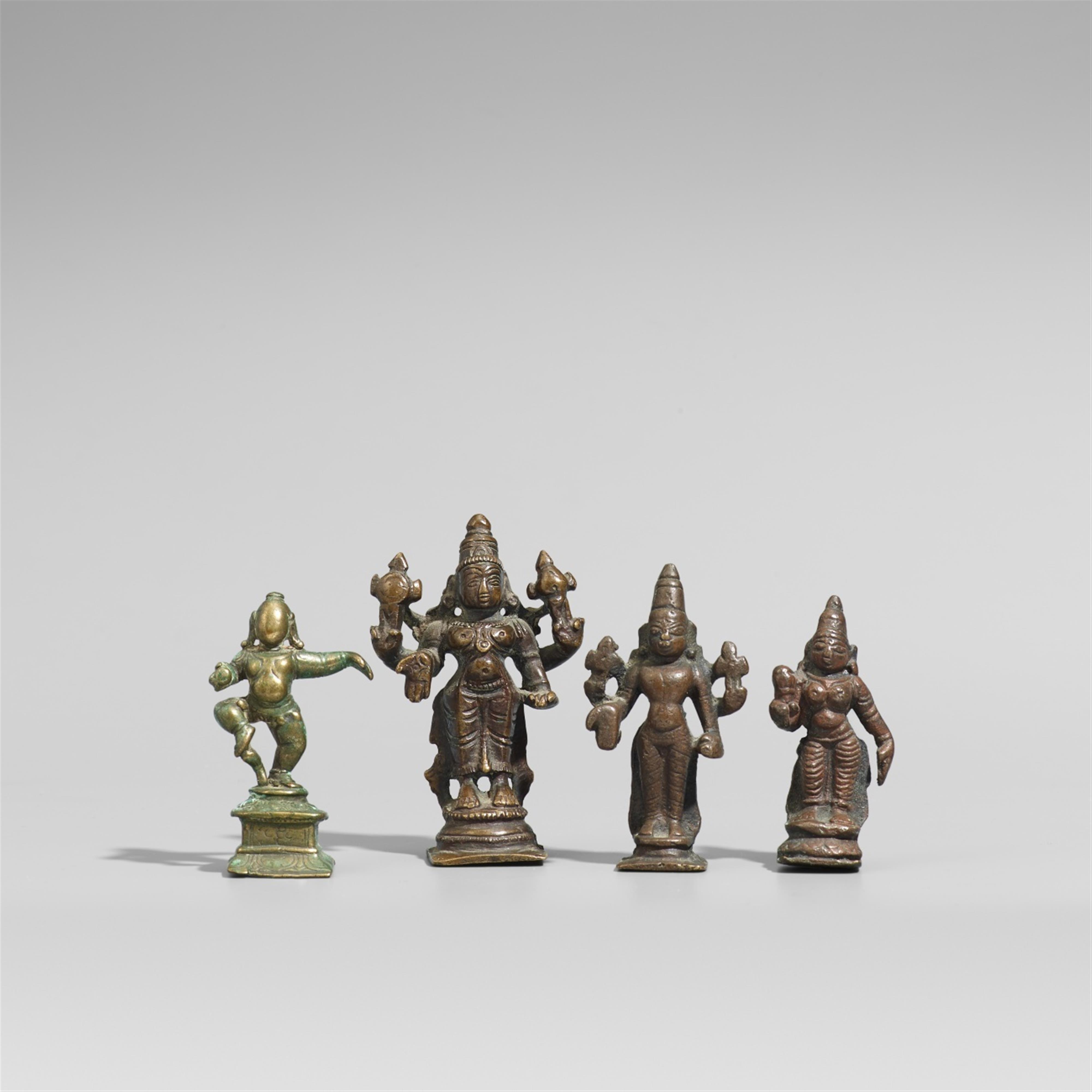 Vier Figuren. Bronze und Gelbguss. Südindien. 17./19. Jh. - image-1