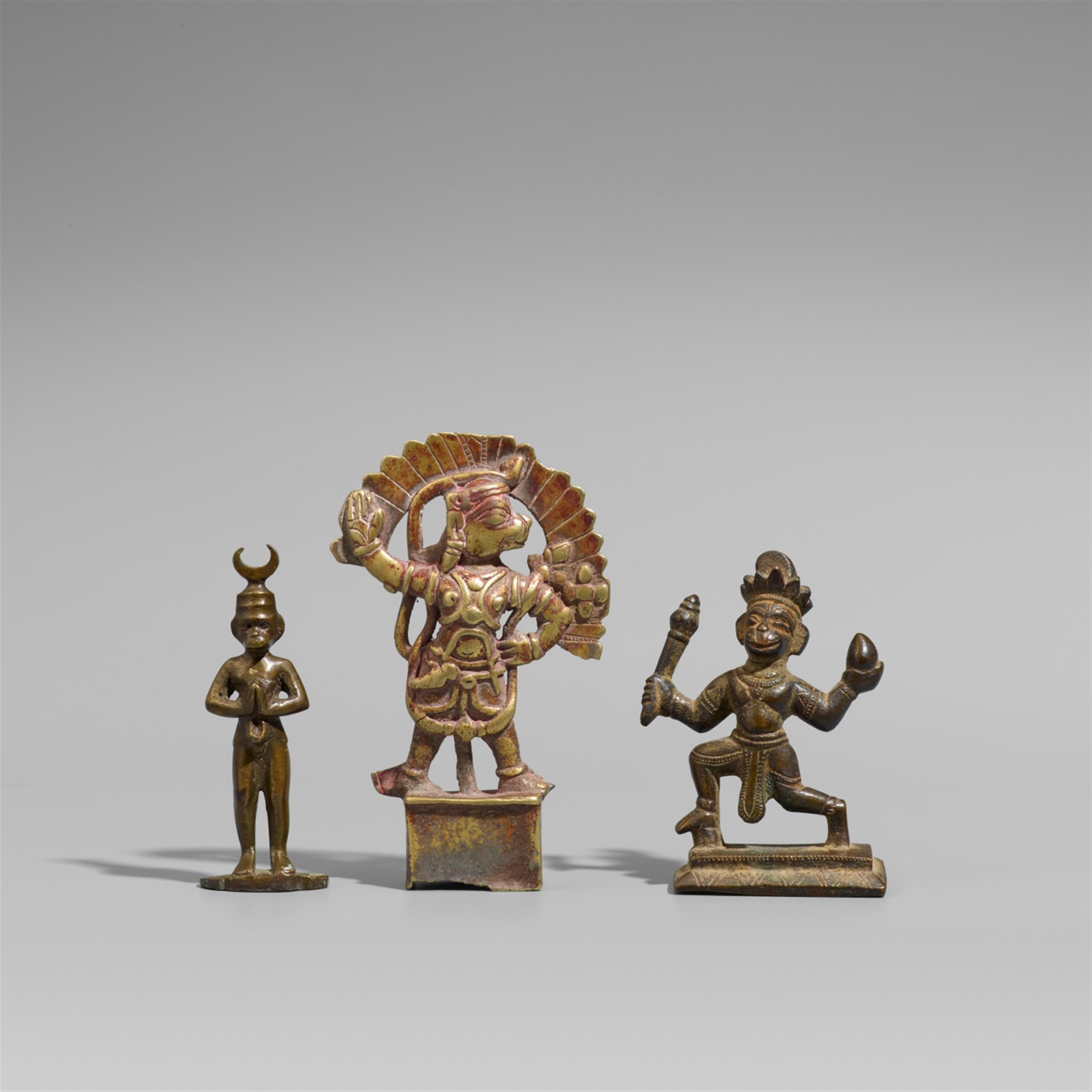 Drei Figuren des Hanuman. Bronze und Gelbguss. Indien. 18./19. Jh. - image-1