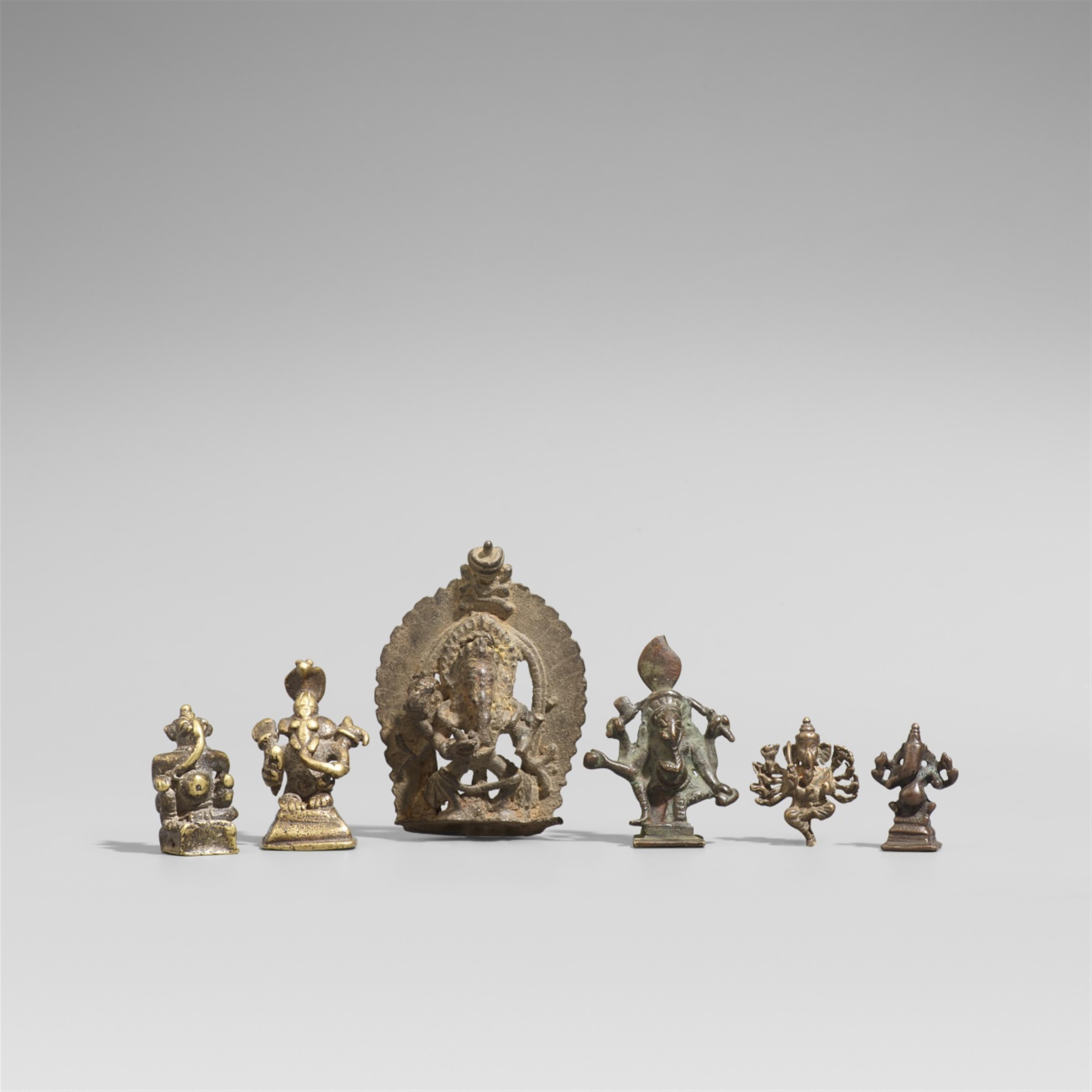 Sechs Figuren des Ganesha. Bronze und Gelbguss. 16./19. Jh. - image-1