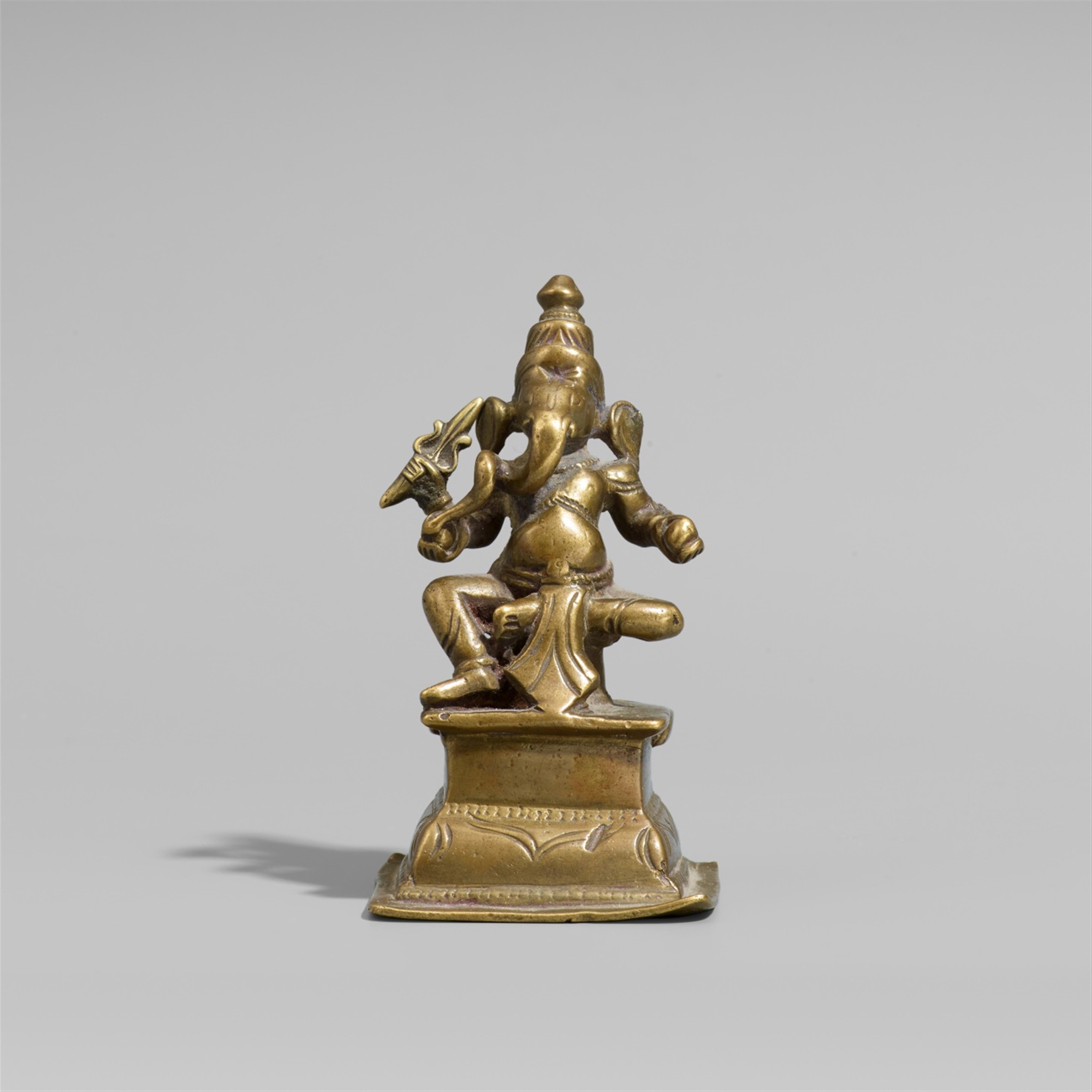 Figur des vierarmigen Ganesha. Gelbguss. 19. Jh. - image-1