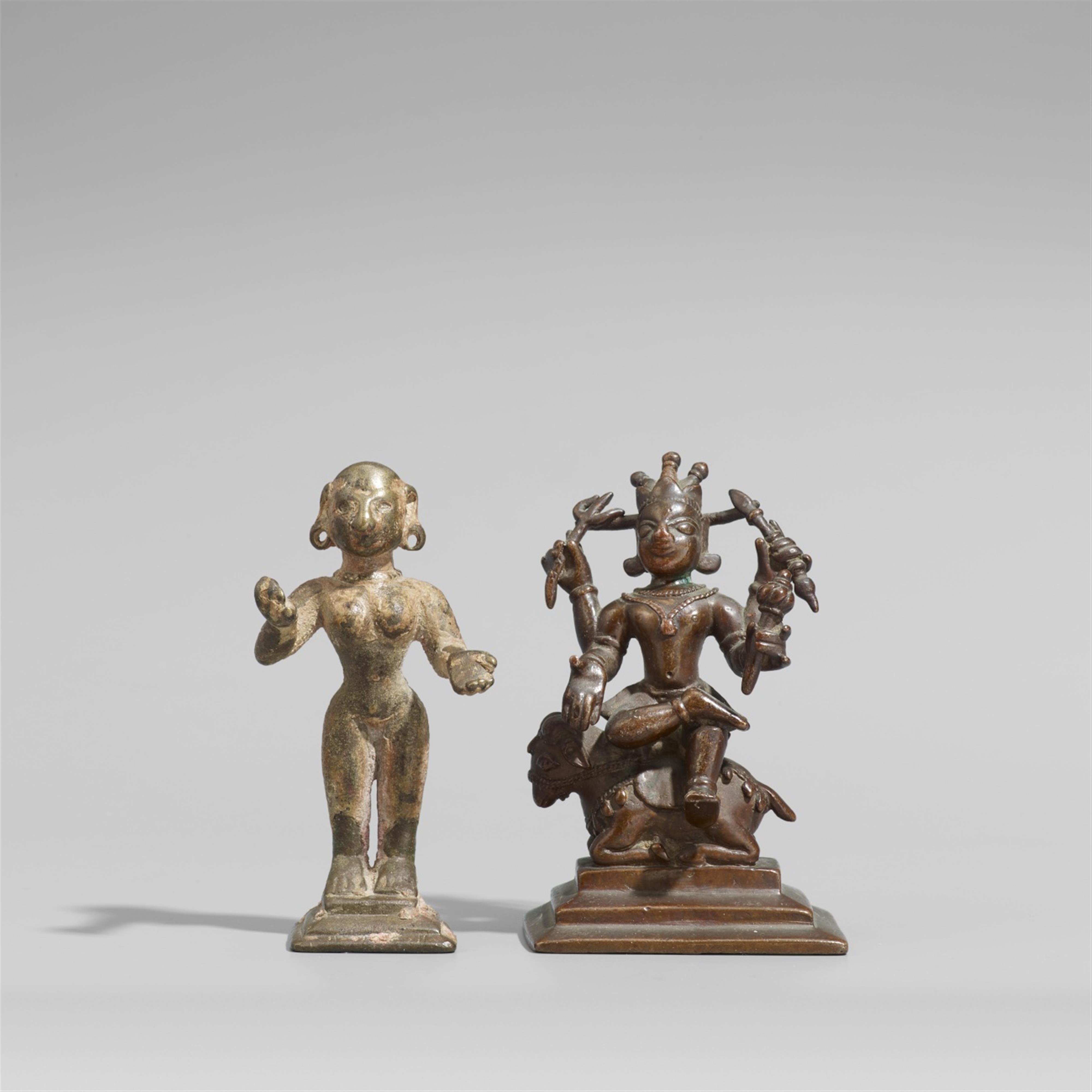 Männliche vierarmige Gottheit auf einem Stier und eine weitere Figur. Bronze. Ostindien. 17./19. Jh. - image-1