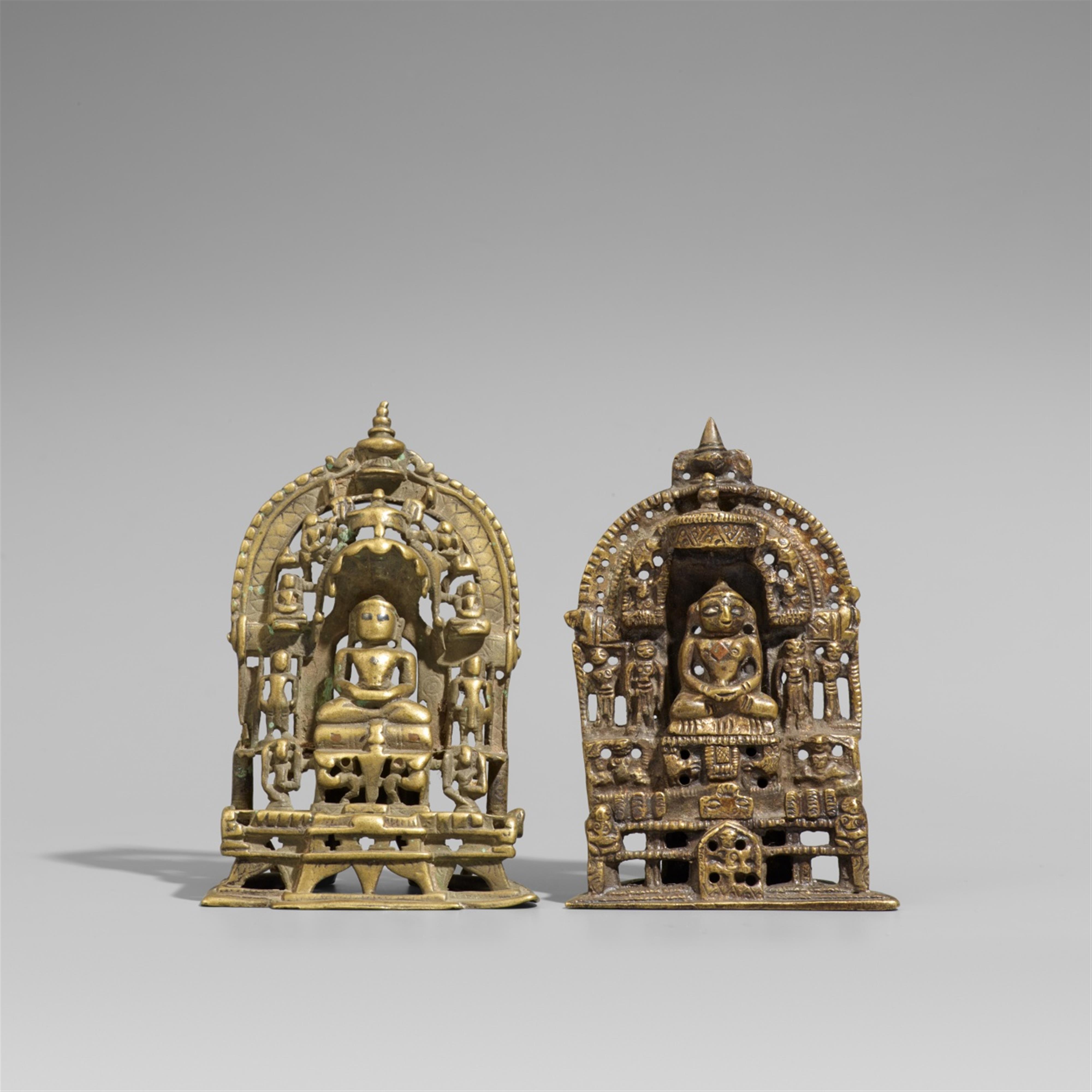 Zwei Jain-Altäre. Gelbguss mit Silbereinlagen. Gujarat/Rajasthan. 15./17. Jh. - image-1