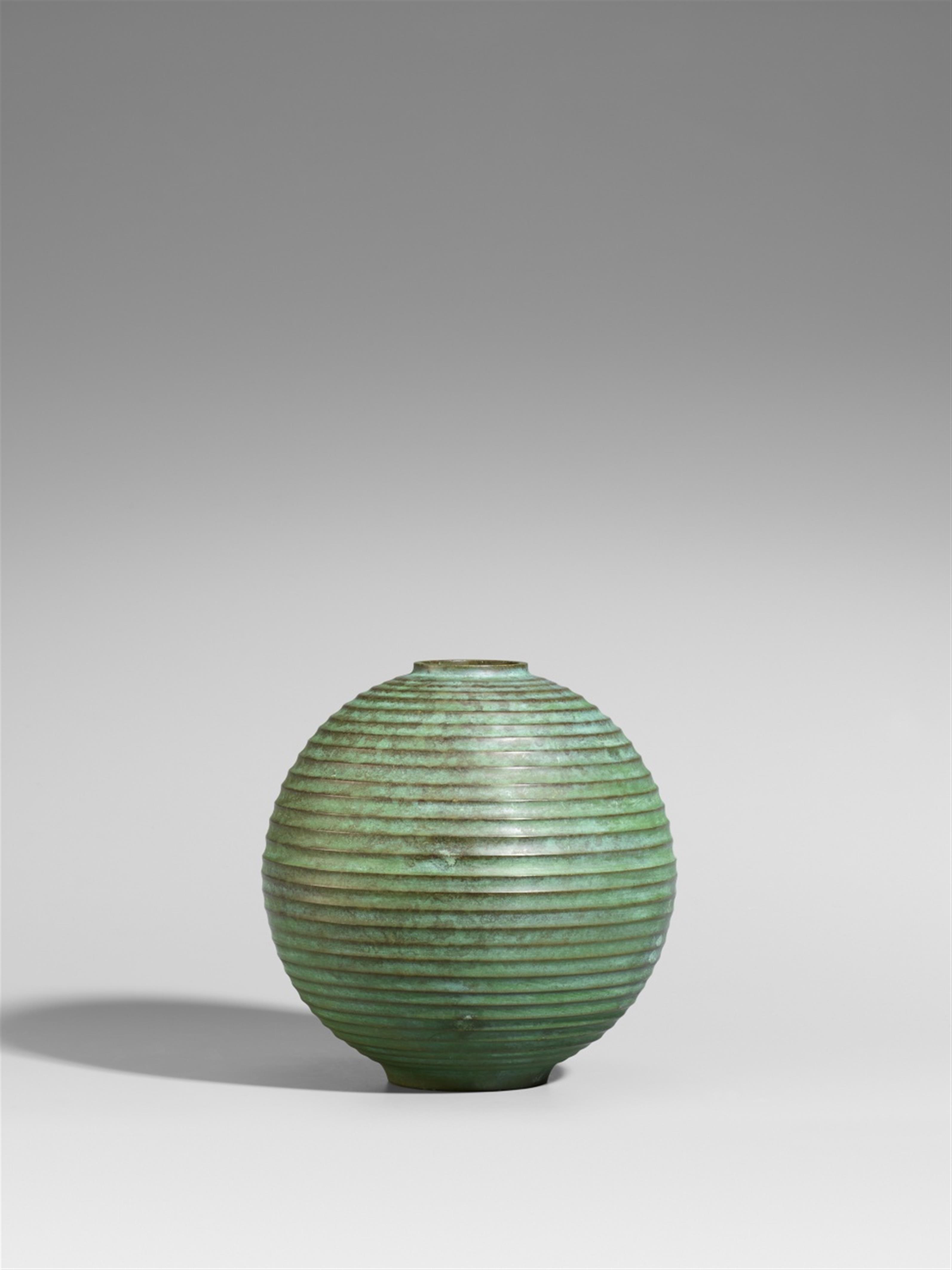 Vase. Grün patinierte Bronze. 20. Jh. - image-1