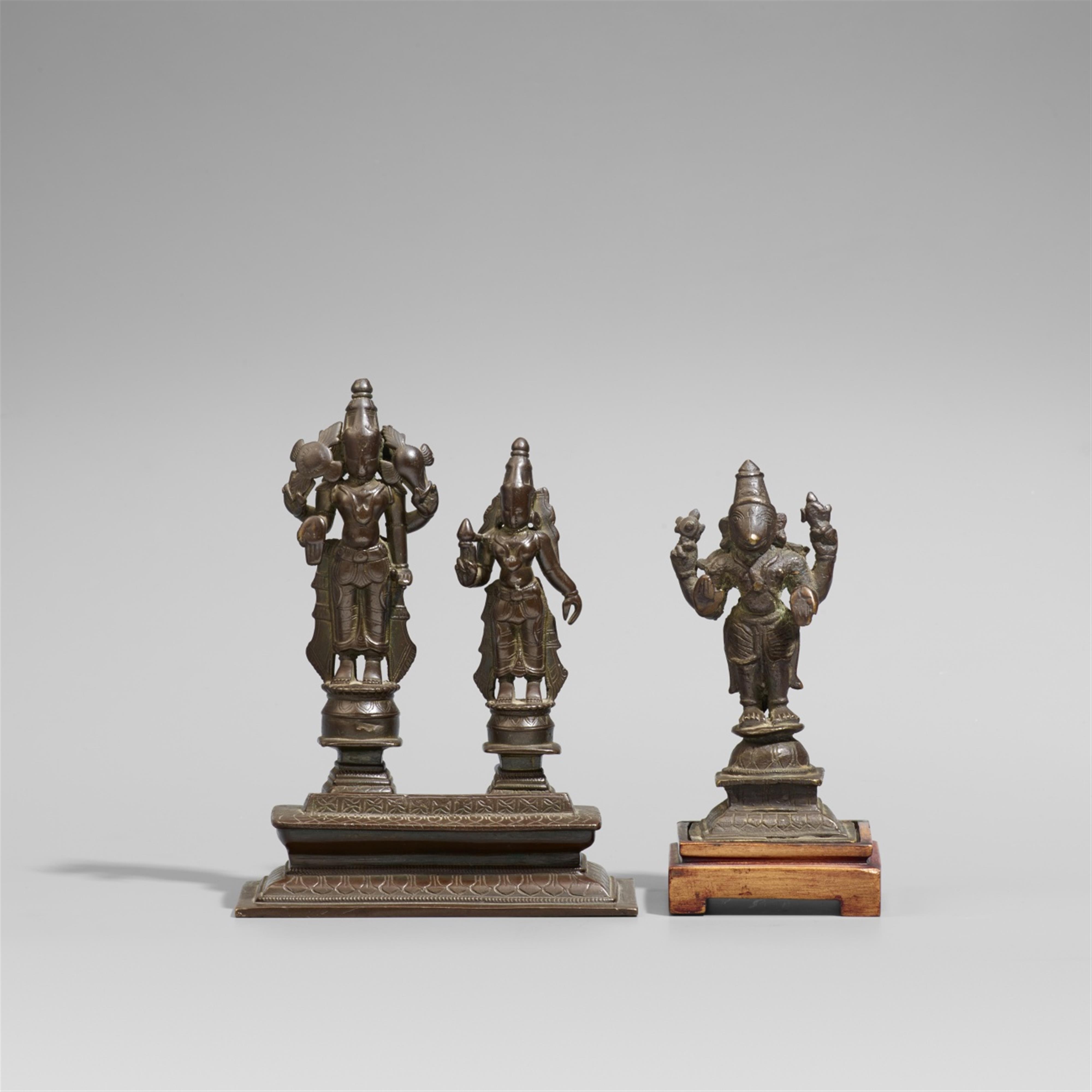 A South Indian bronze altar with Vishnu and Lakshmi and a Vishnu avatara. 17th/19th century - image-1