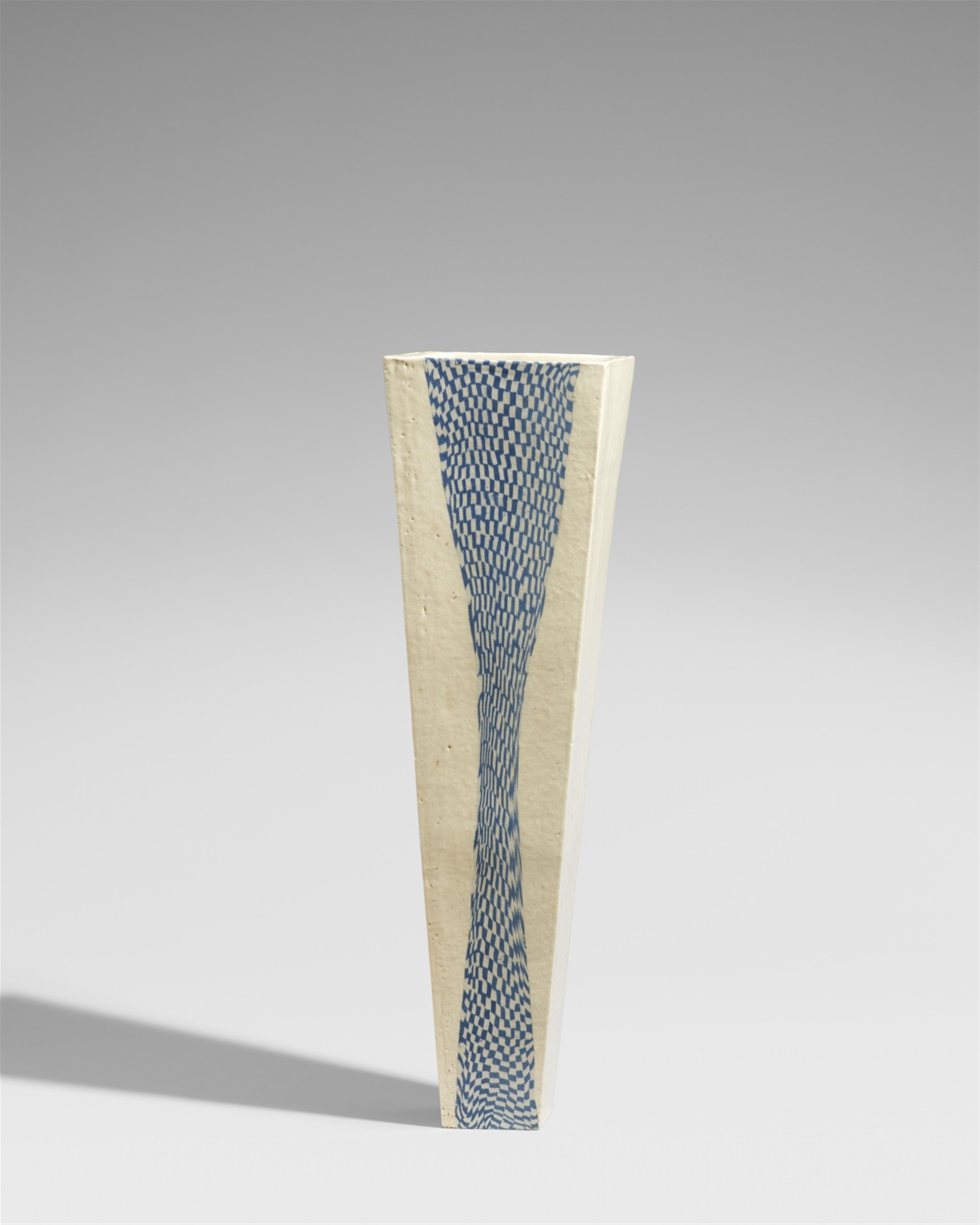 A Kiyomizu-yaki tall and slender vase by Itô Kihô. Second half 20th century - image-1