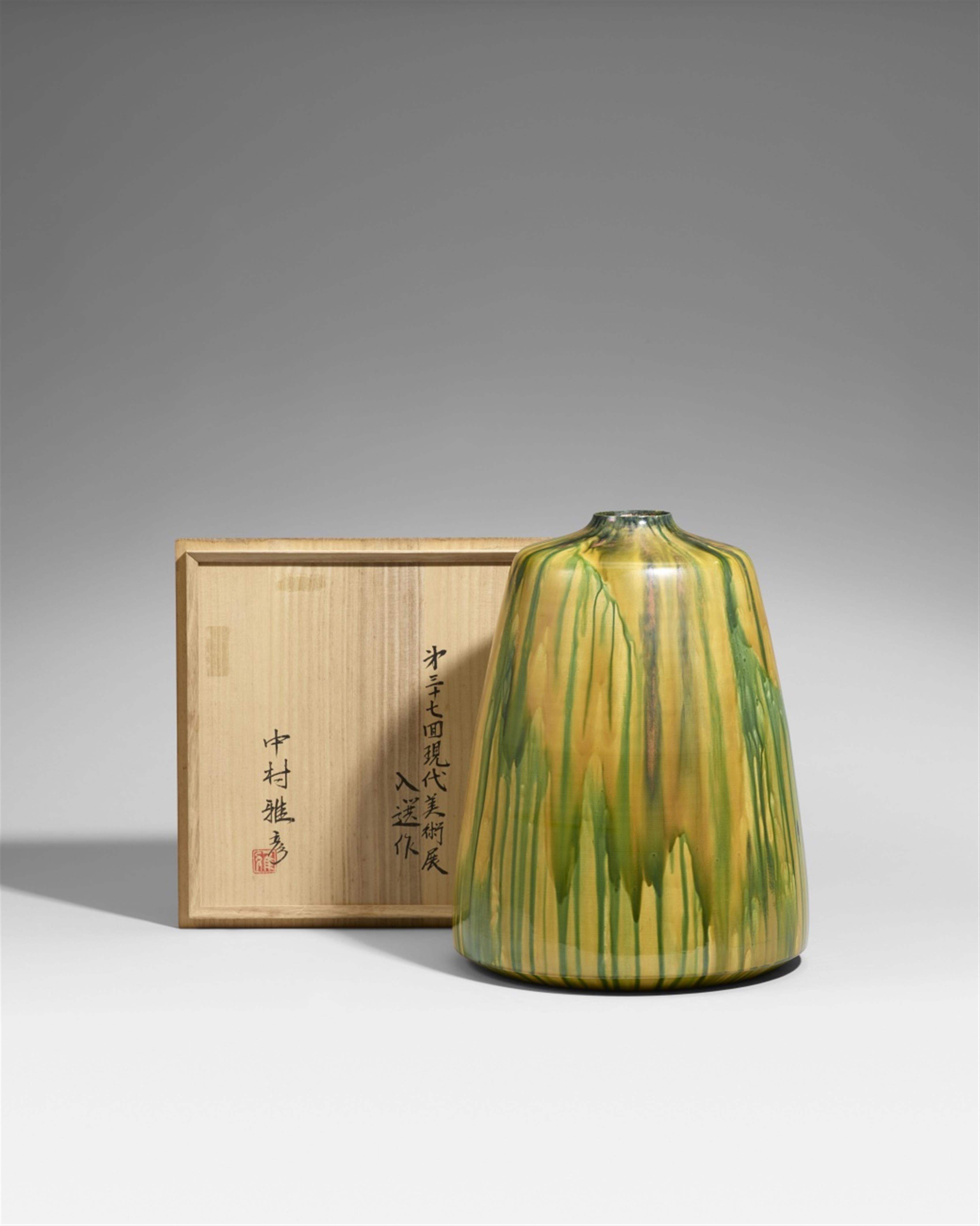 A very large Kutani-yaki vase by Nakamura Kunihiko Shuto V. Around 2002 - image-1