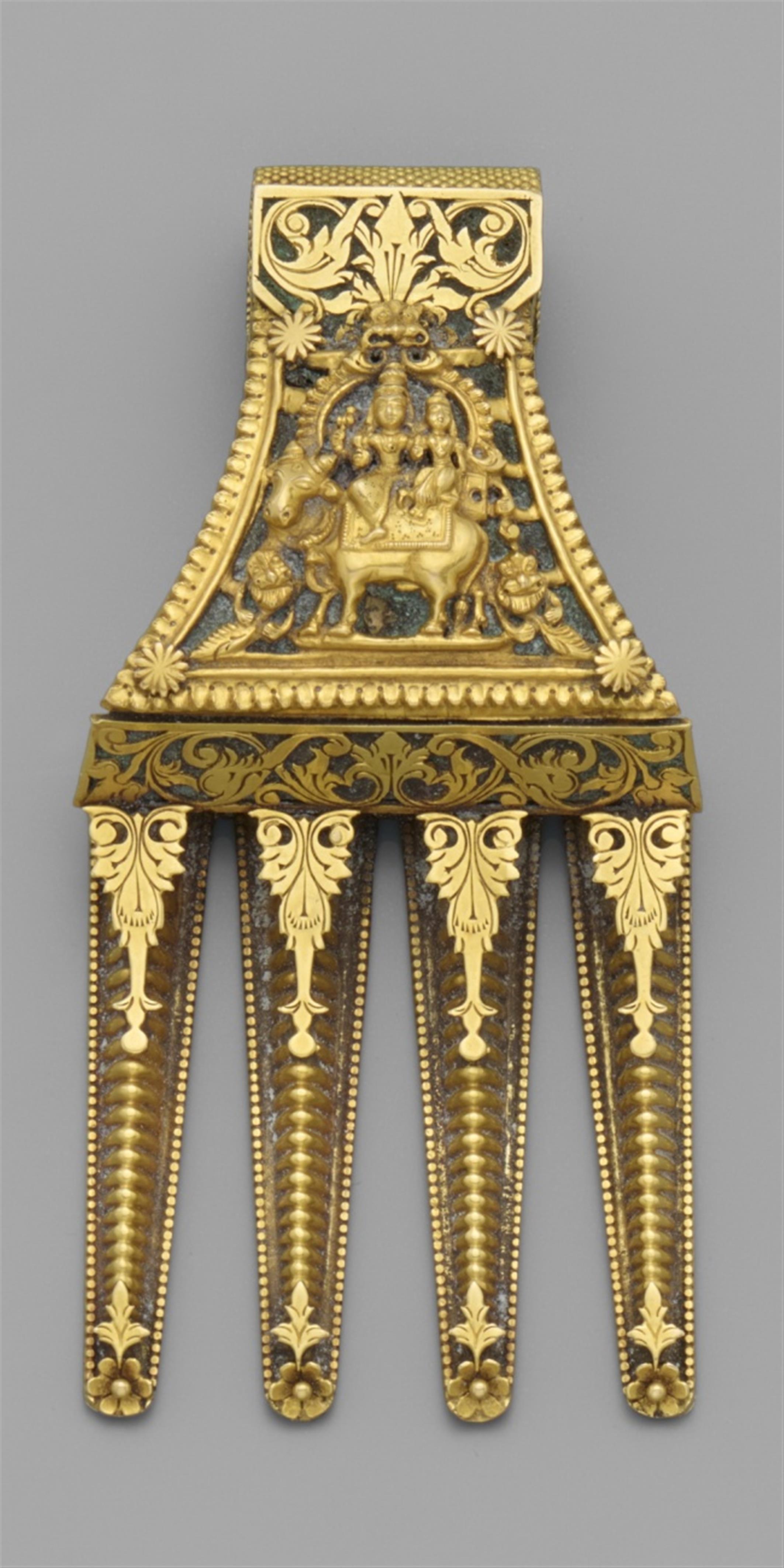 A Tamil Nadu gold pendant (thali). Late 19th/early 20th century - image-1