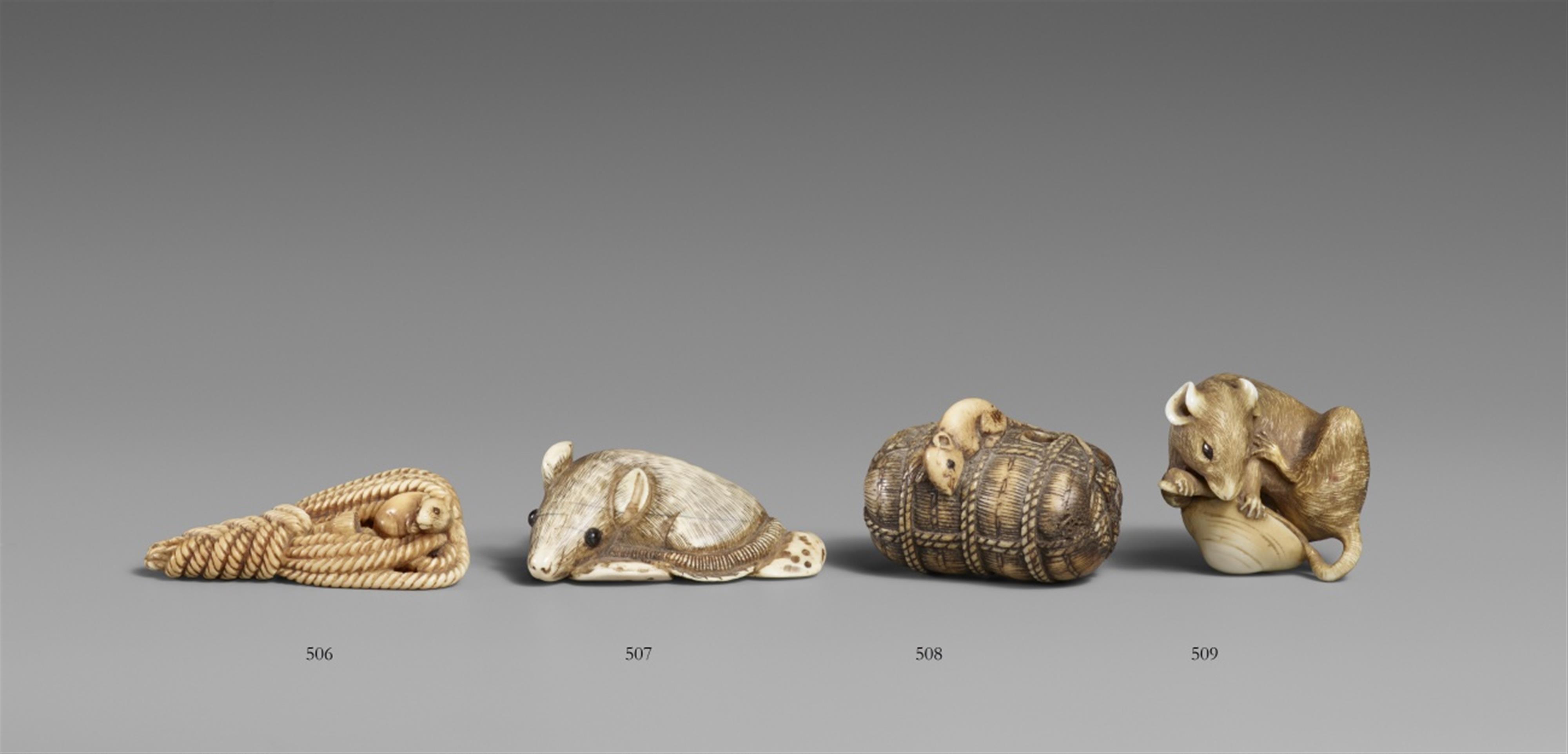 An ivory netsuke of a rat and a clam. 20th century - image-1
