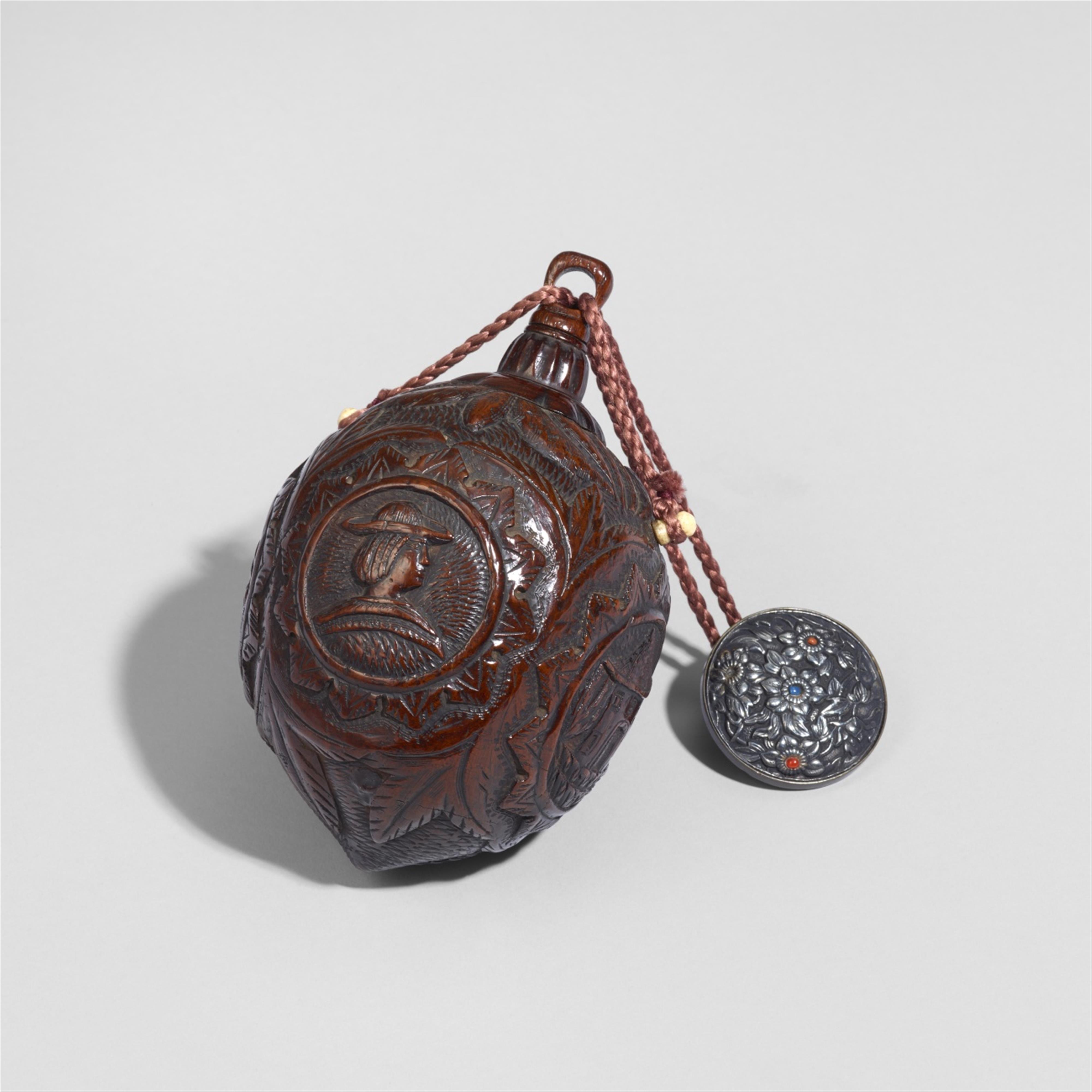 A possibly English coconut shell gunpowder flask. 17th/18th century - image-1