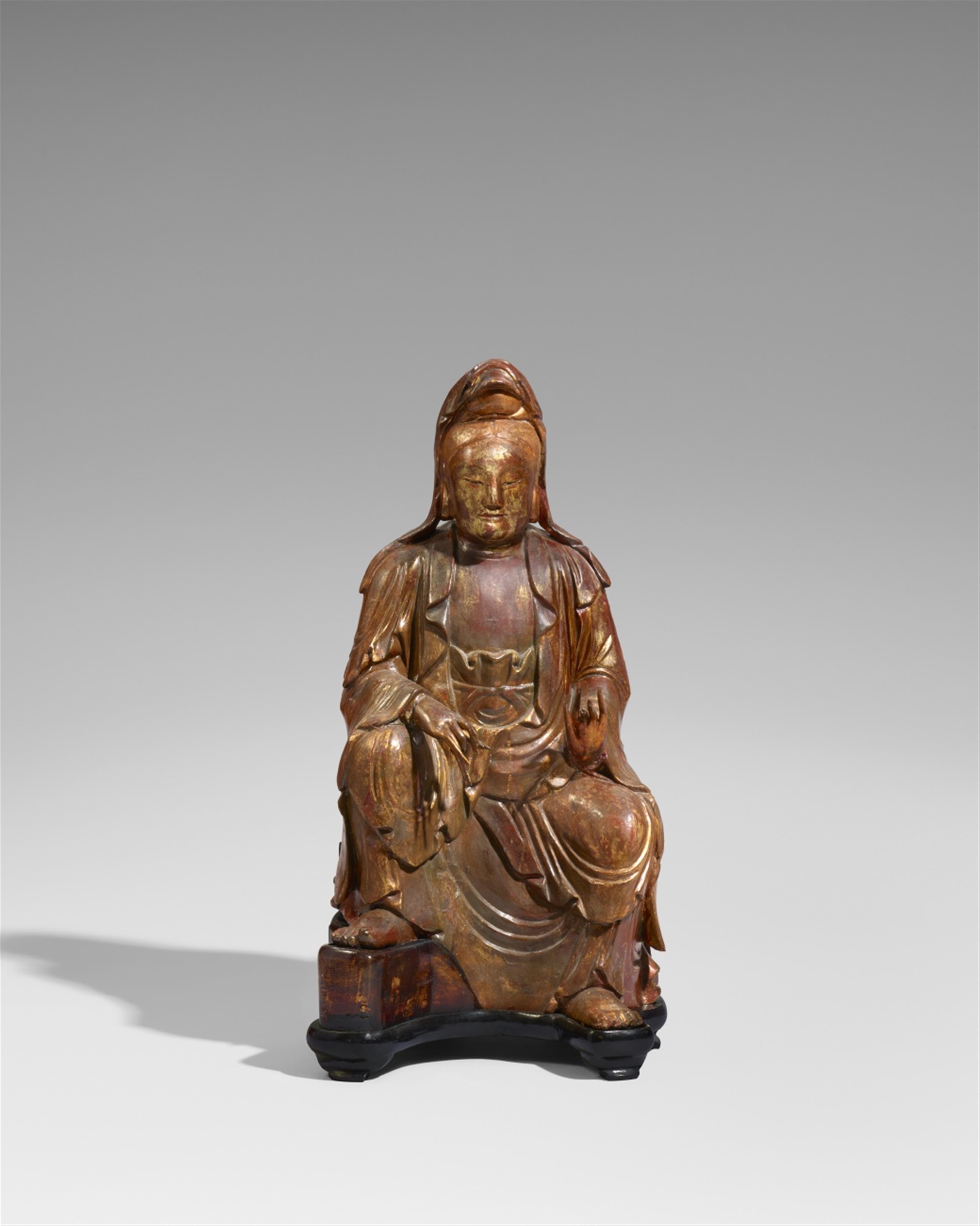 A lacquered and gilt wood figure of Guanyin. 18th century - image-1