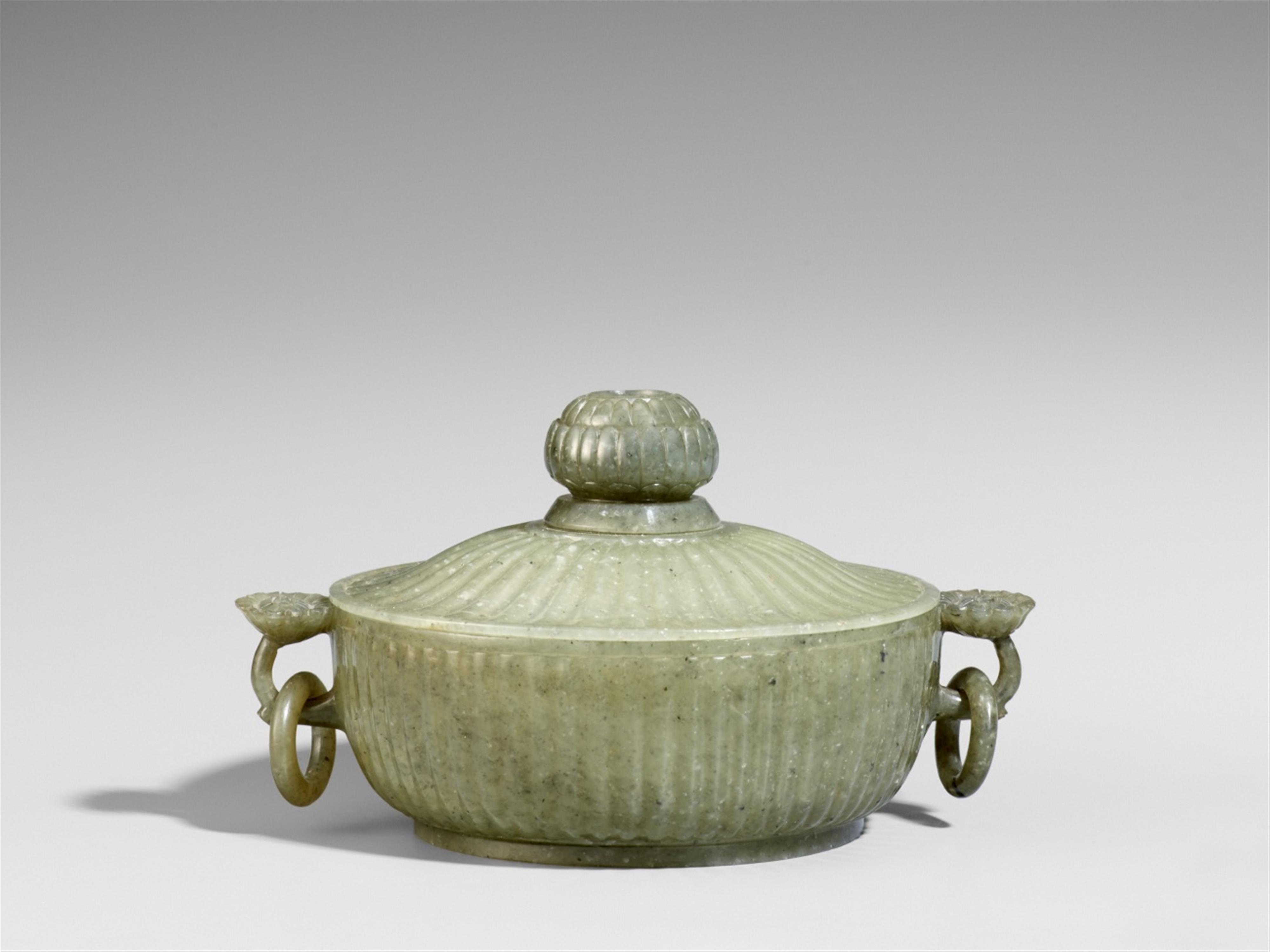 A round, green jade Moghul-style 'chrysanthemum' lidded bowl. 19th/20th century - image-1