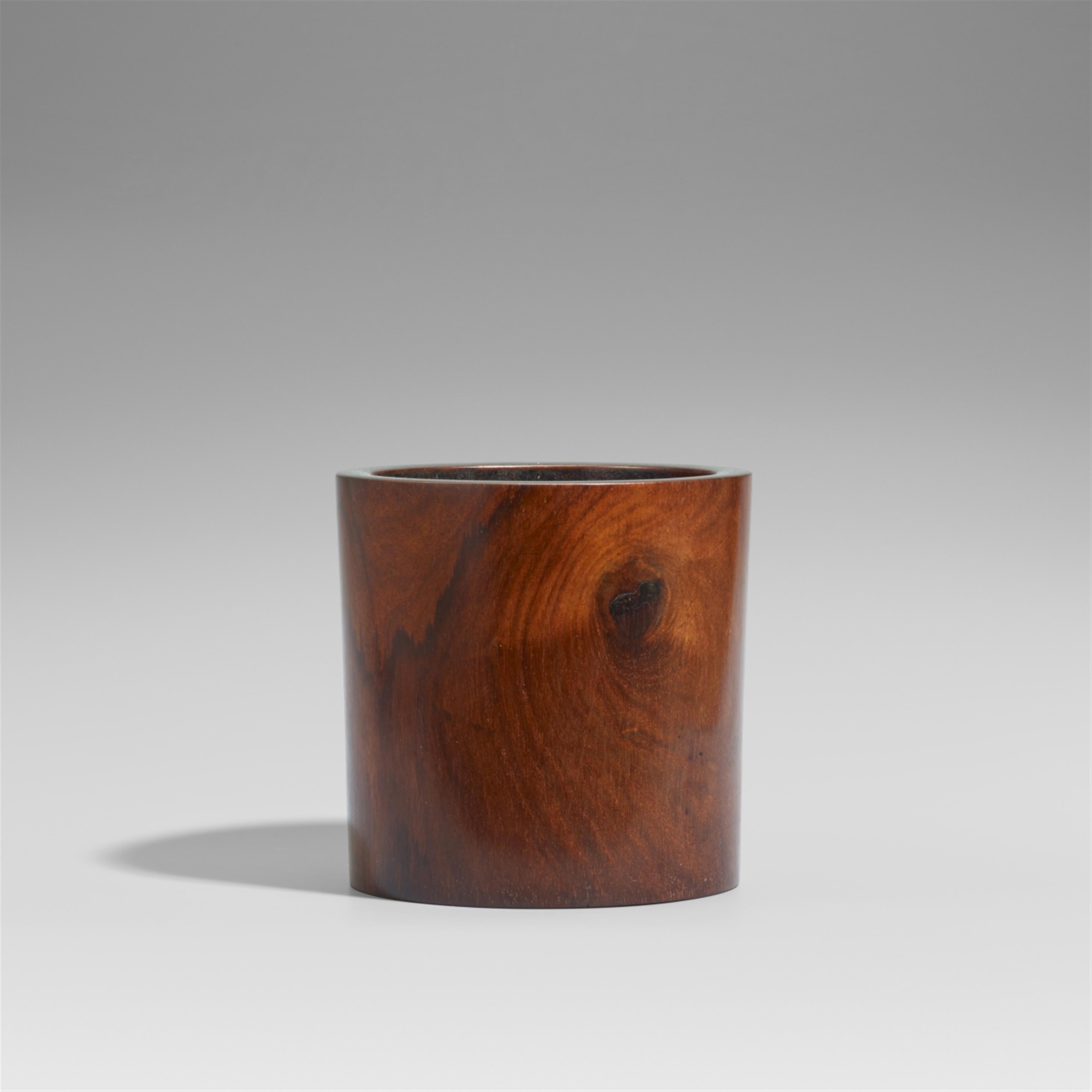 A huanghuali wood brush pot. Late Qing dynasty / Republican period - image-1