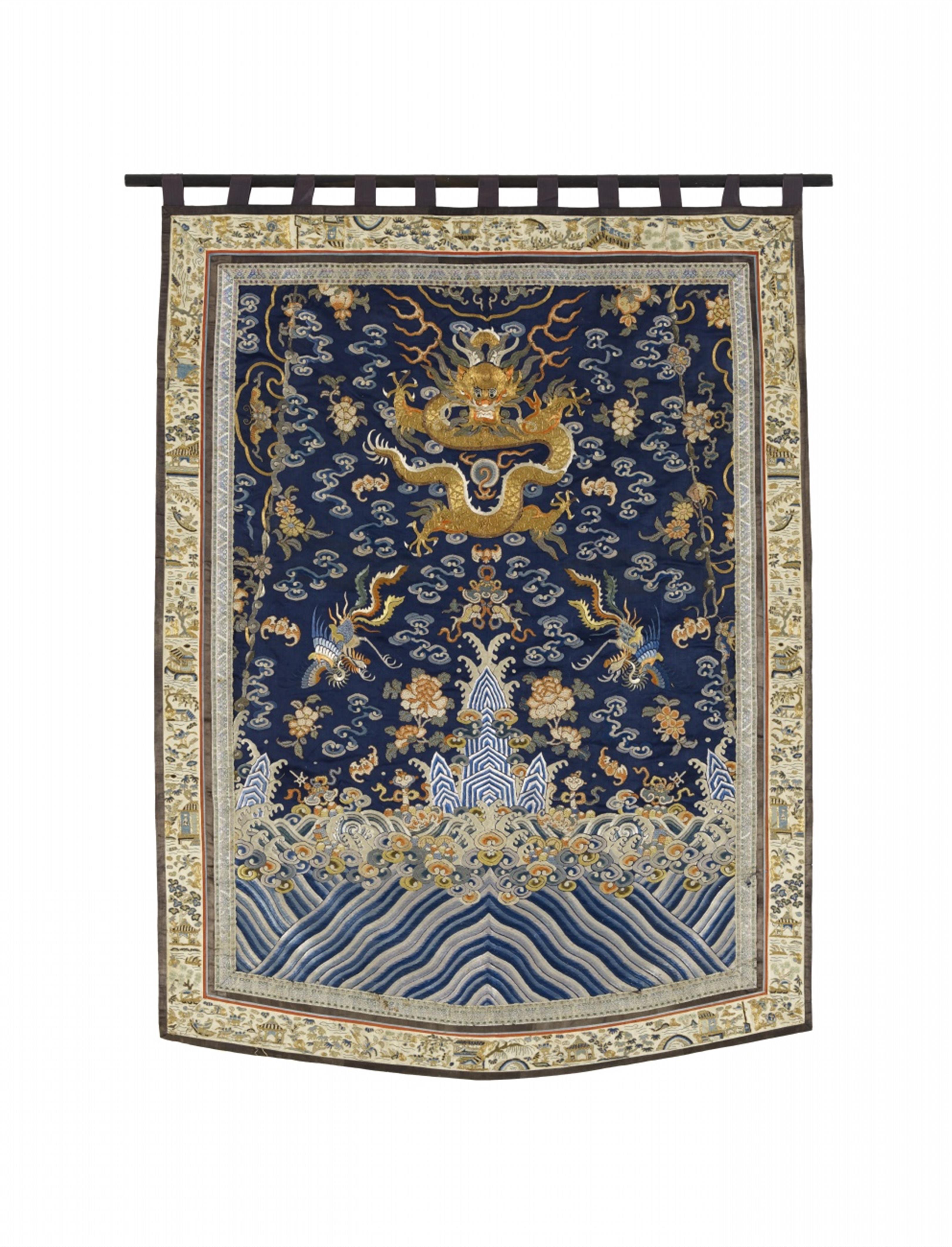 An embroidered silk panel. Around 1900 - image-1