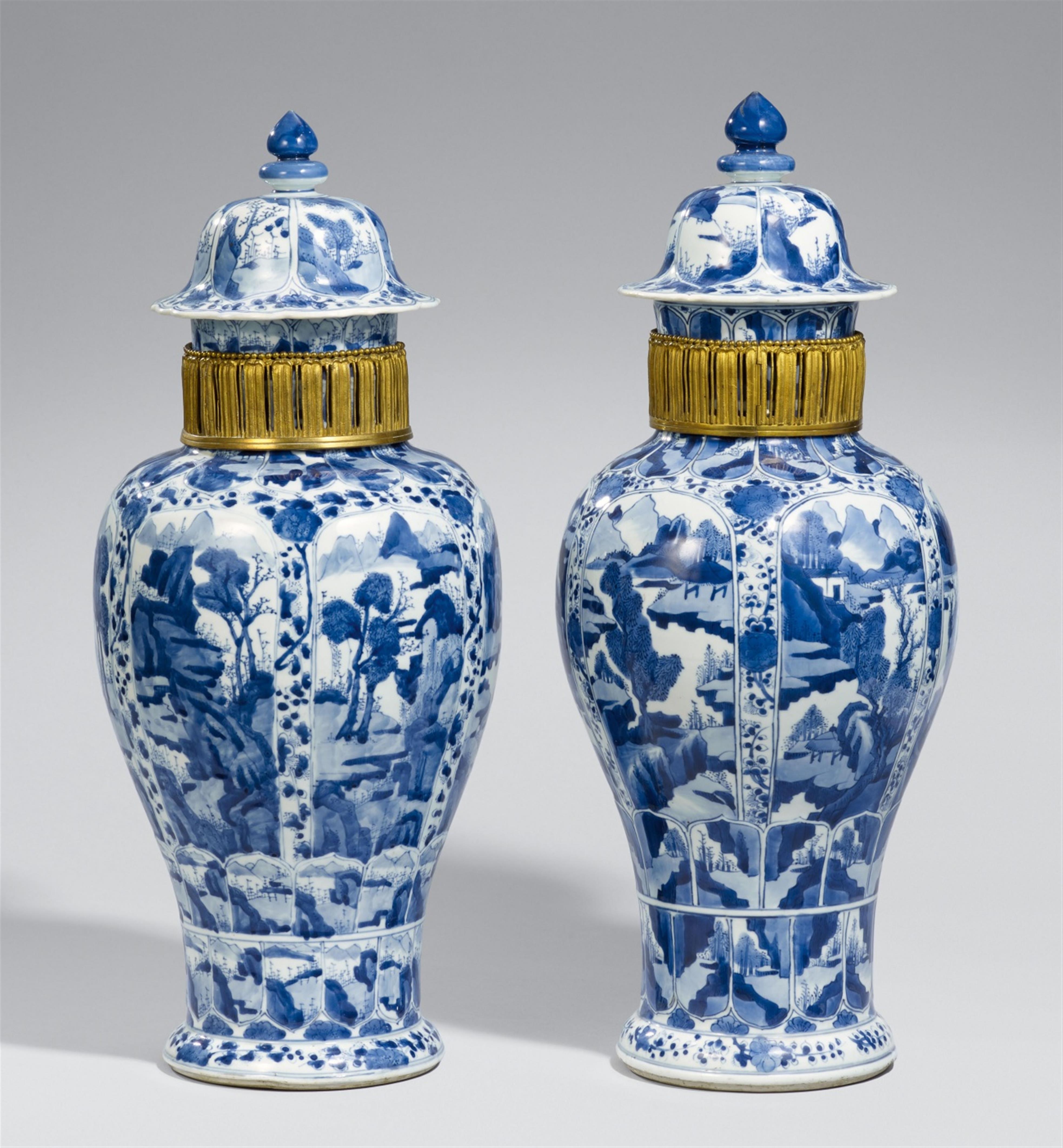 Zwei blau-weiße Deckelvasen mit Ormulu-Montierung. Kangxi-Periode (1662-1722) - image-1