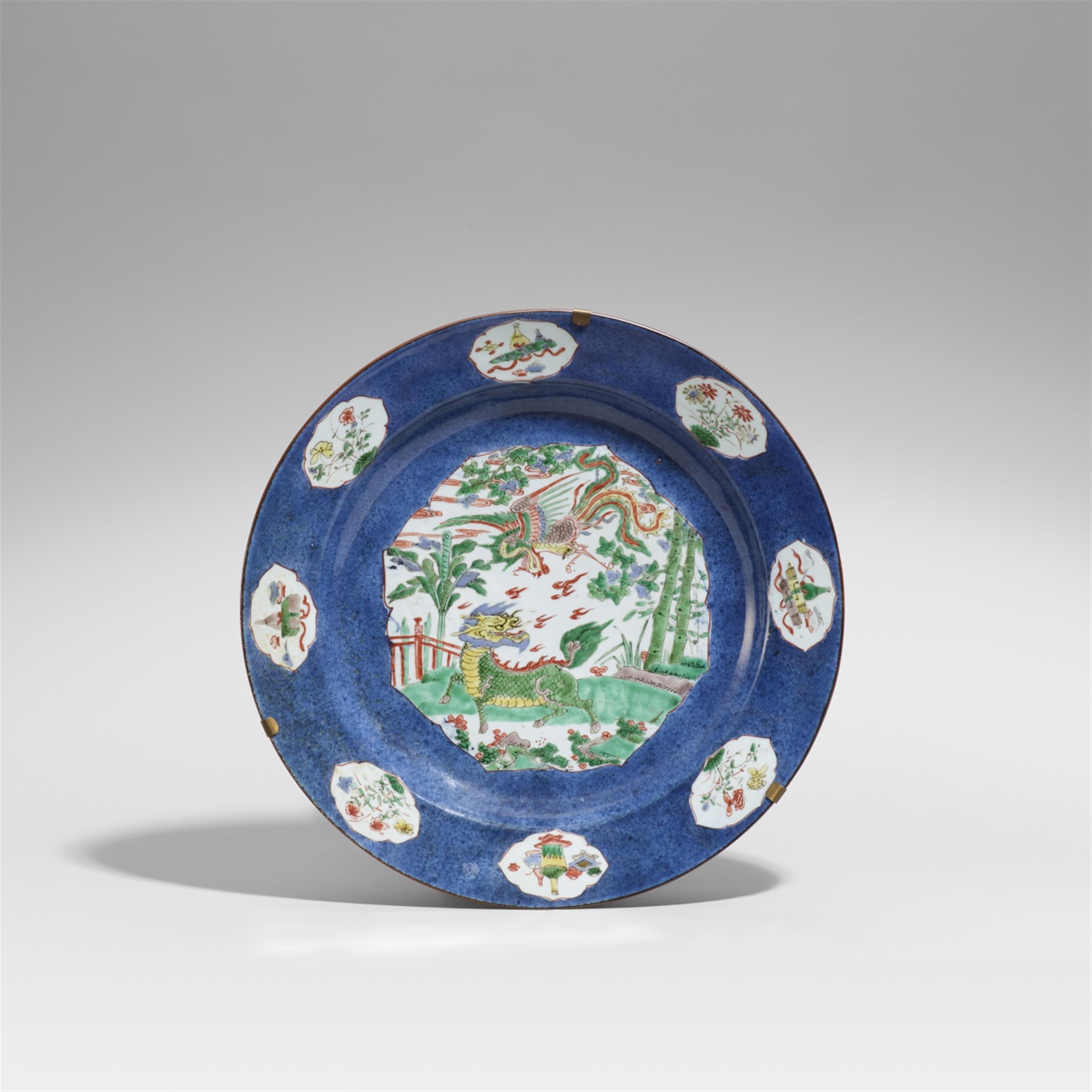 Famille verte-Teller mit puderblauem Fond. Kangxi-Periode (1662-1722) - image-1
