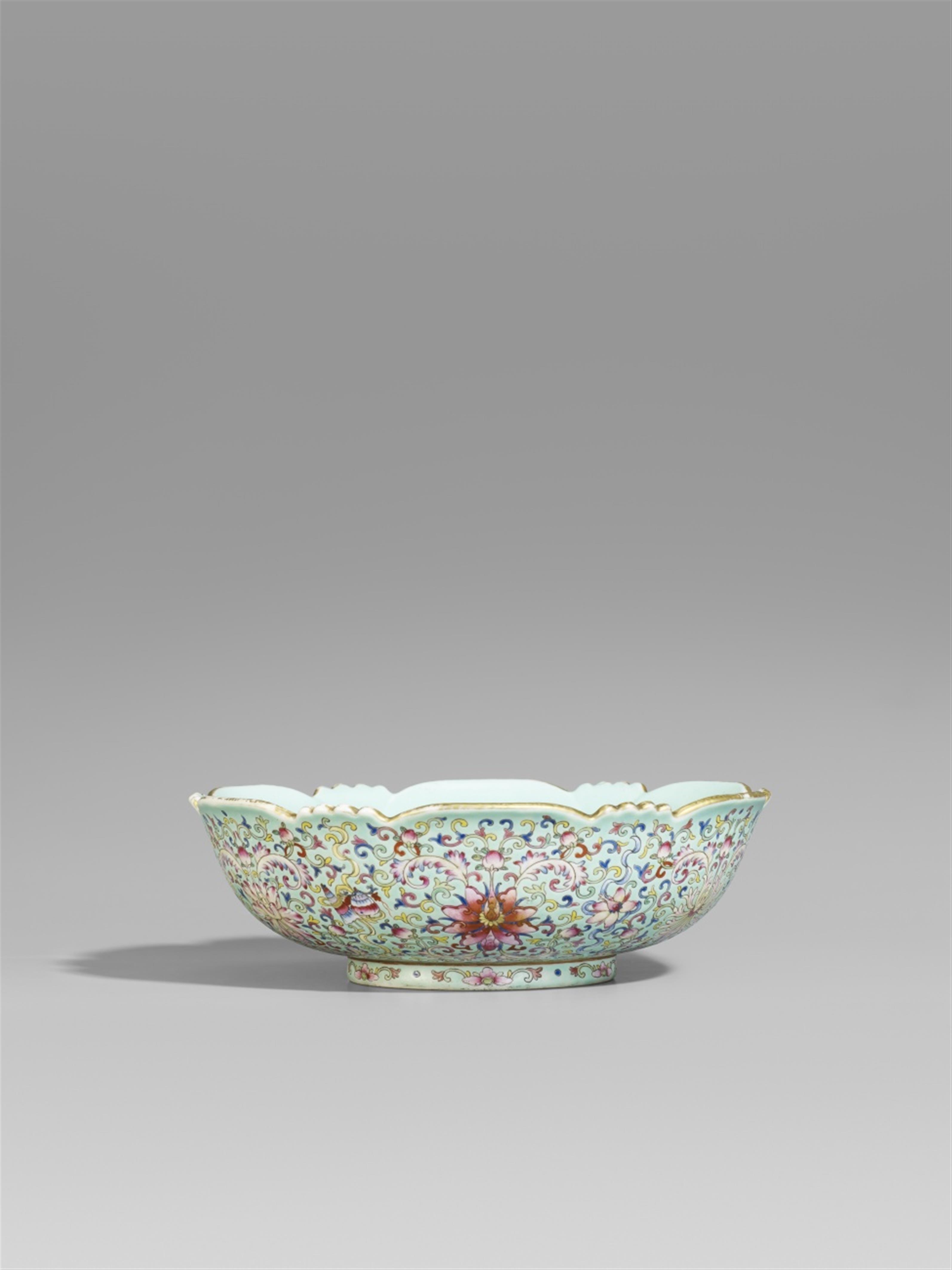 A famille rose jardinière. Qing dynasty - image-1