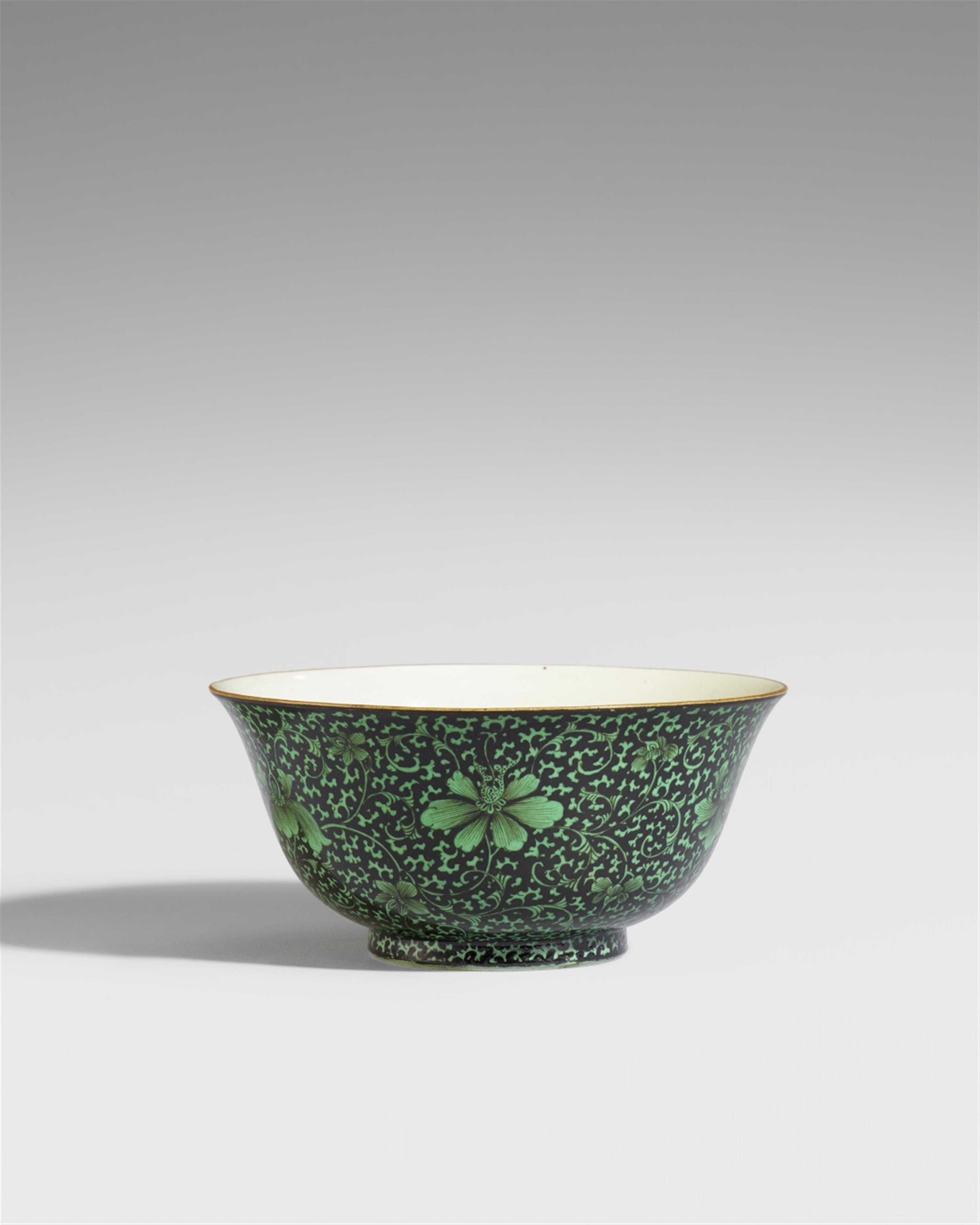 A rare famille noire and green-enamelled bowl. Qianlong period (1735-1796) - image-1