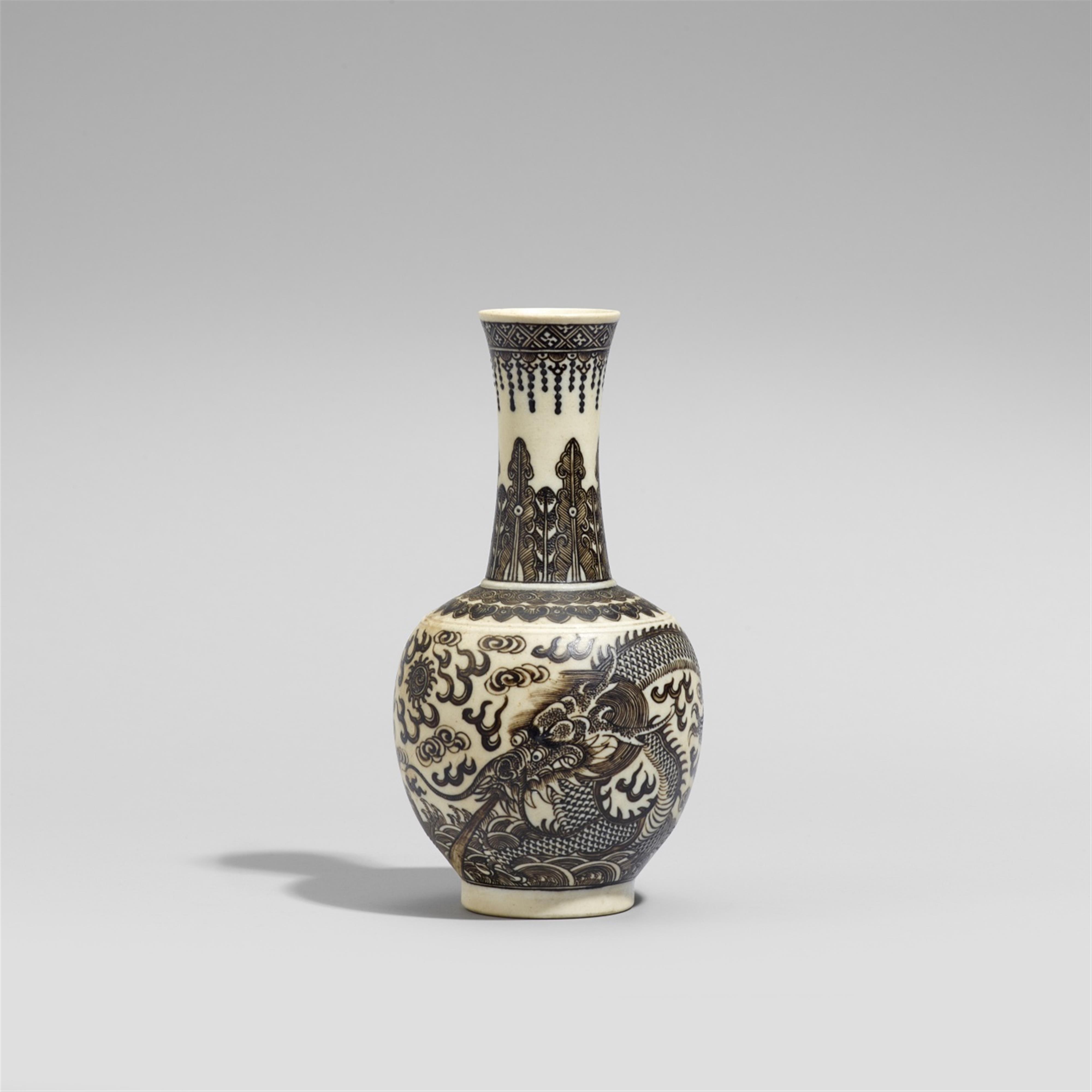 An émail sur biscuit bottle vase. Qing dynasty (1644-1911) - image-1