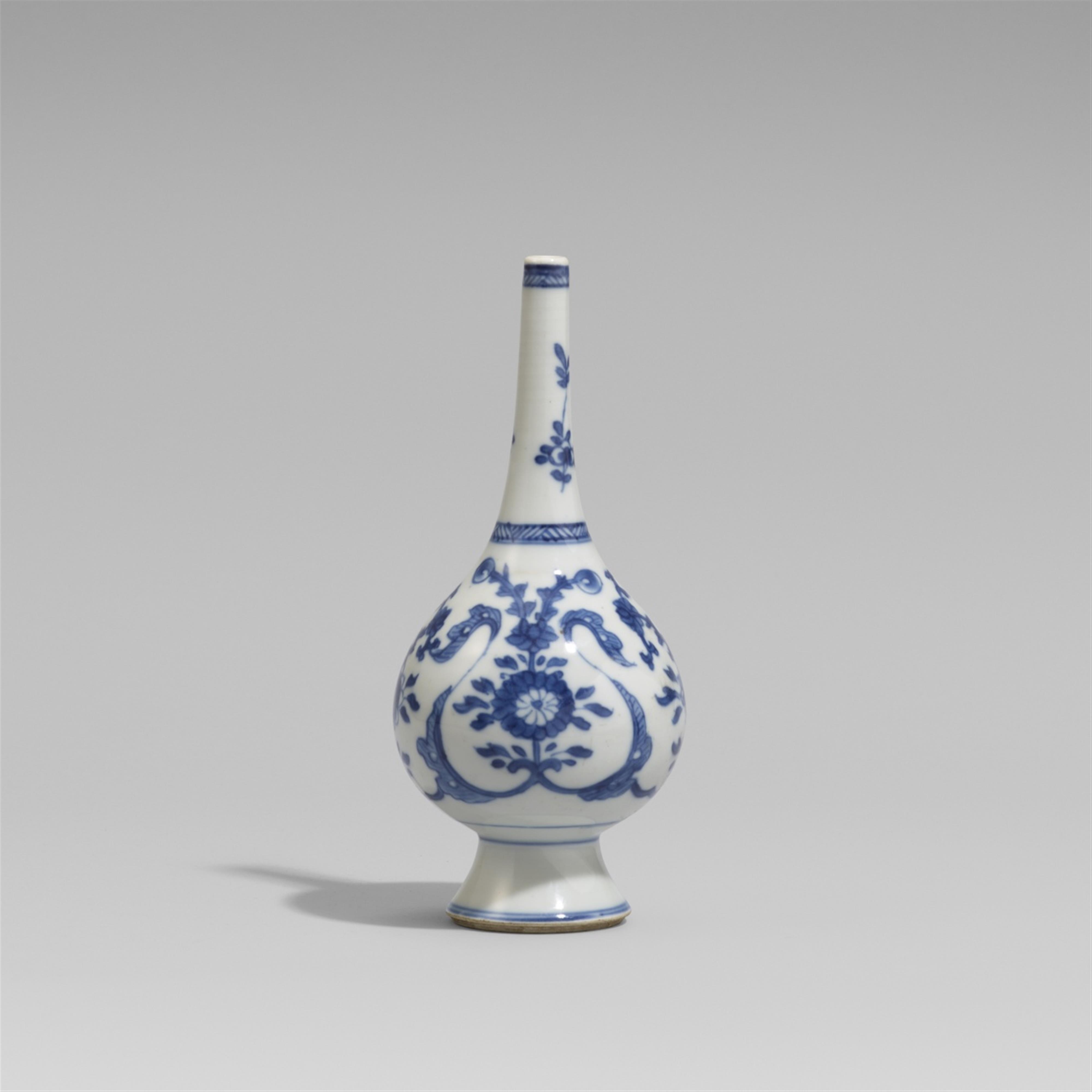 Blau-weiße Rosenwasserflasche. Kangxi-Periode (1662-1722) - image-1