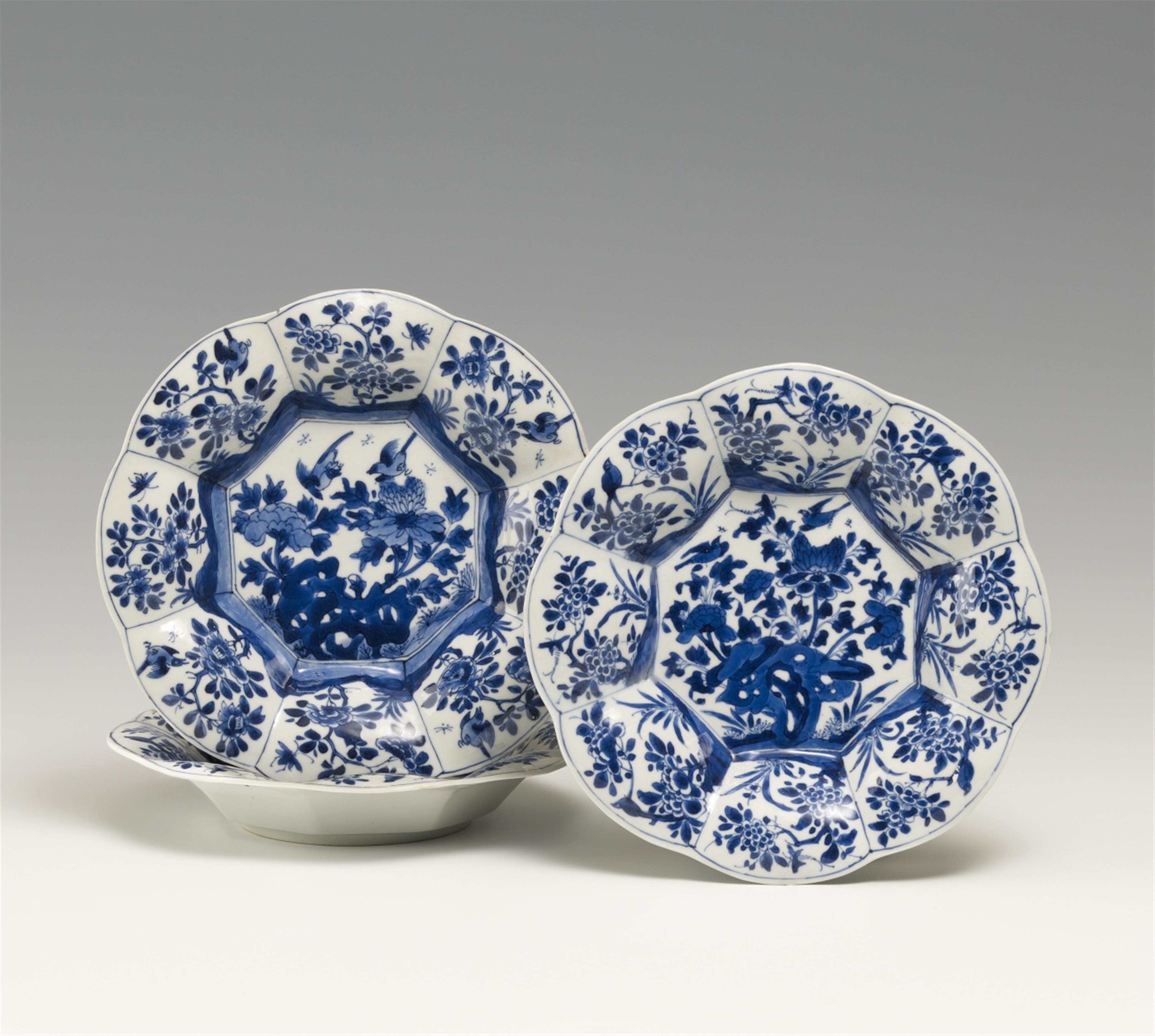 Drei blau-weiße Teller. Kangxi-Periode (1662-1722) - image-1