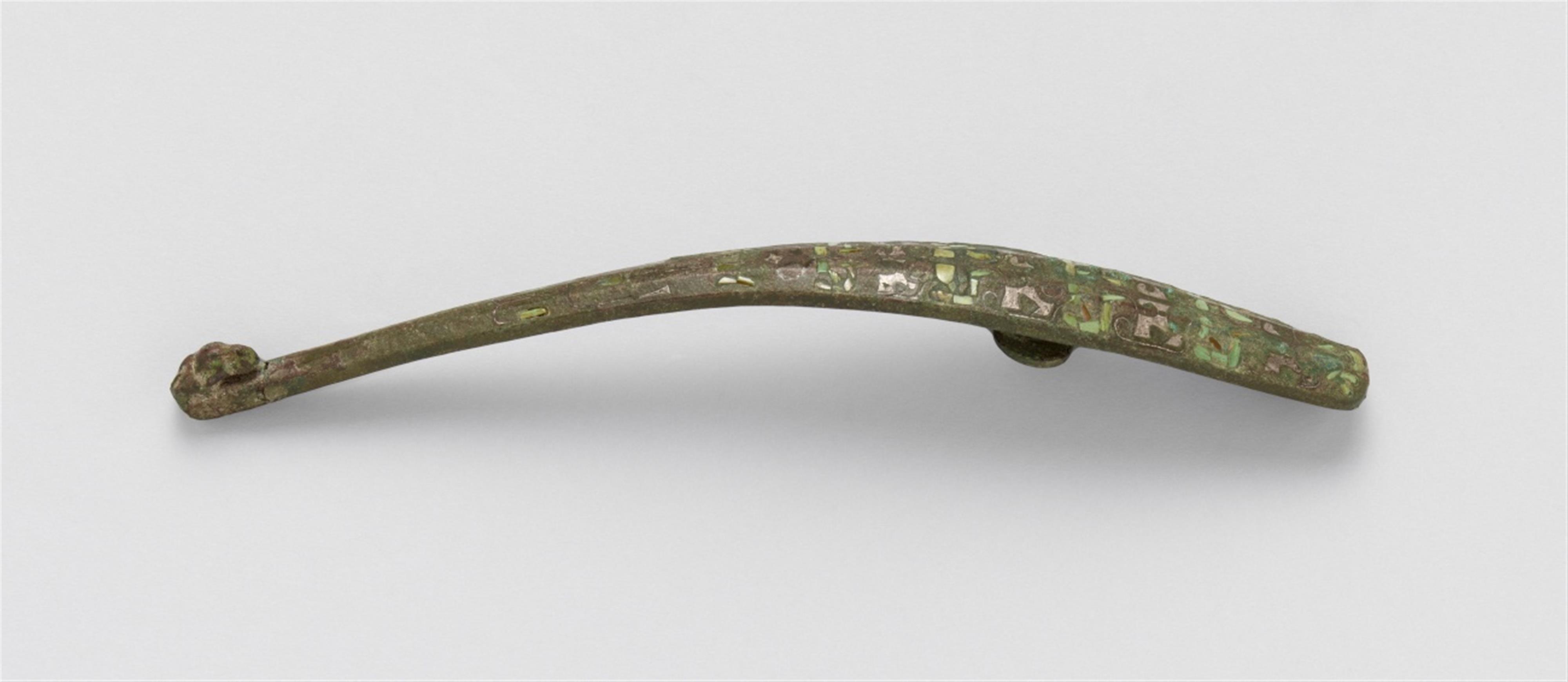 A slender bronze belt hook. Eastern Zhou dynasty / Warring States period, circa 3rd century BC - image-1
