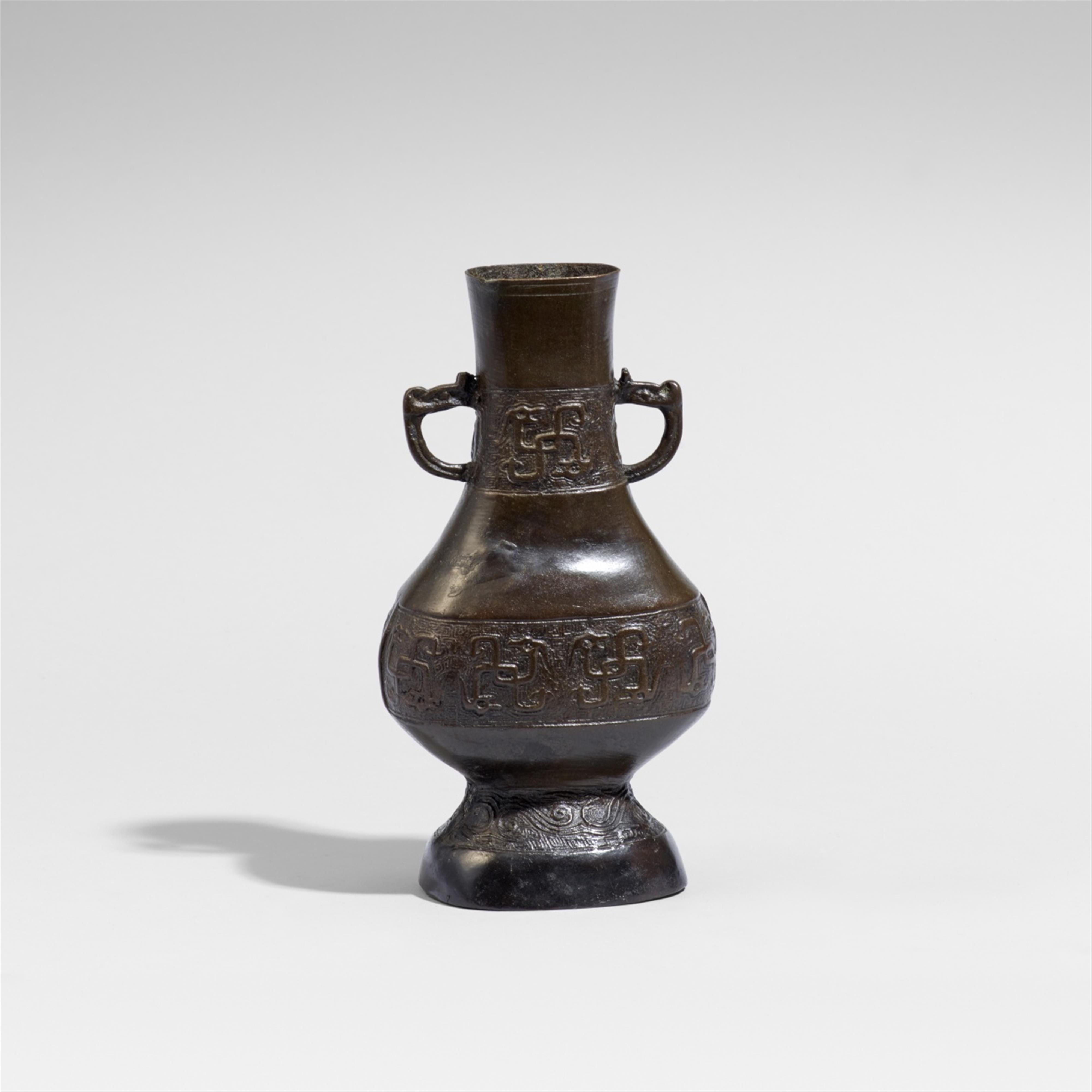 Birnförmige Vase vom Typ hu. Bronze.Song-/Yuan-Zeit, ca. 12./14. Jh. - image-1