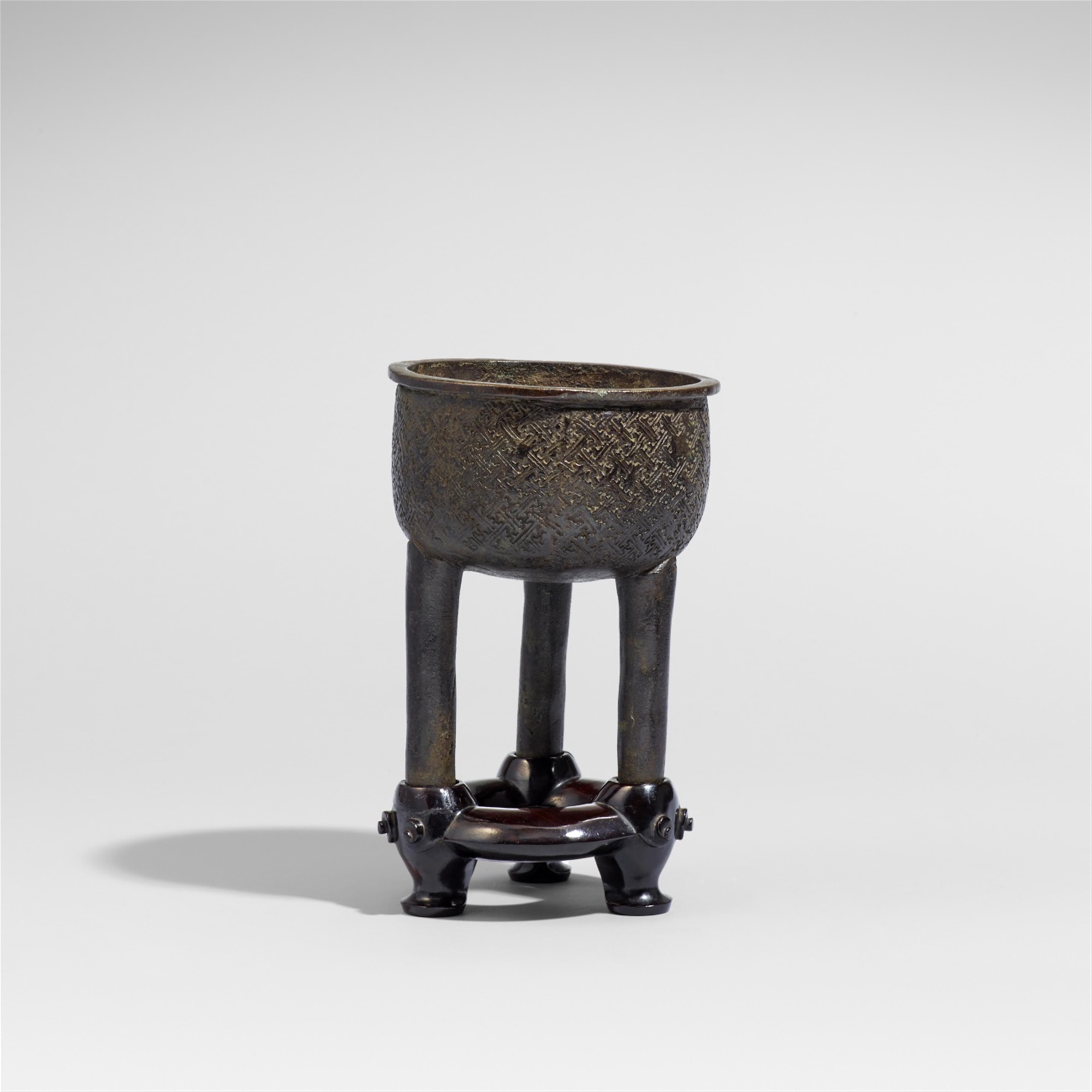 Archaistischer Weihrauchbrenner vom Typ ding. Bronze. Südliche Song-/Yuan-Zeit - image-1