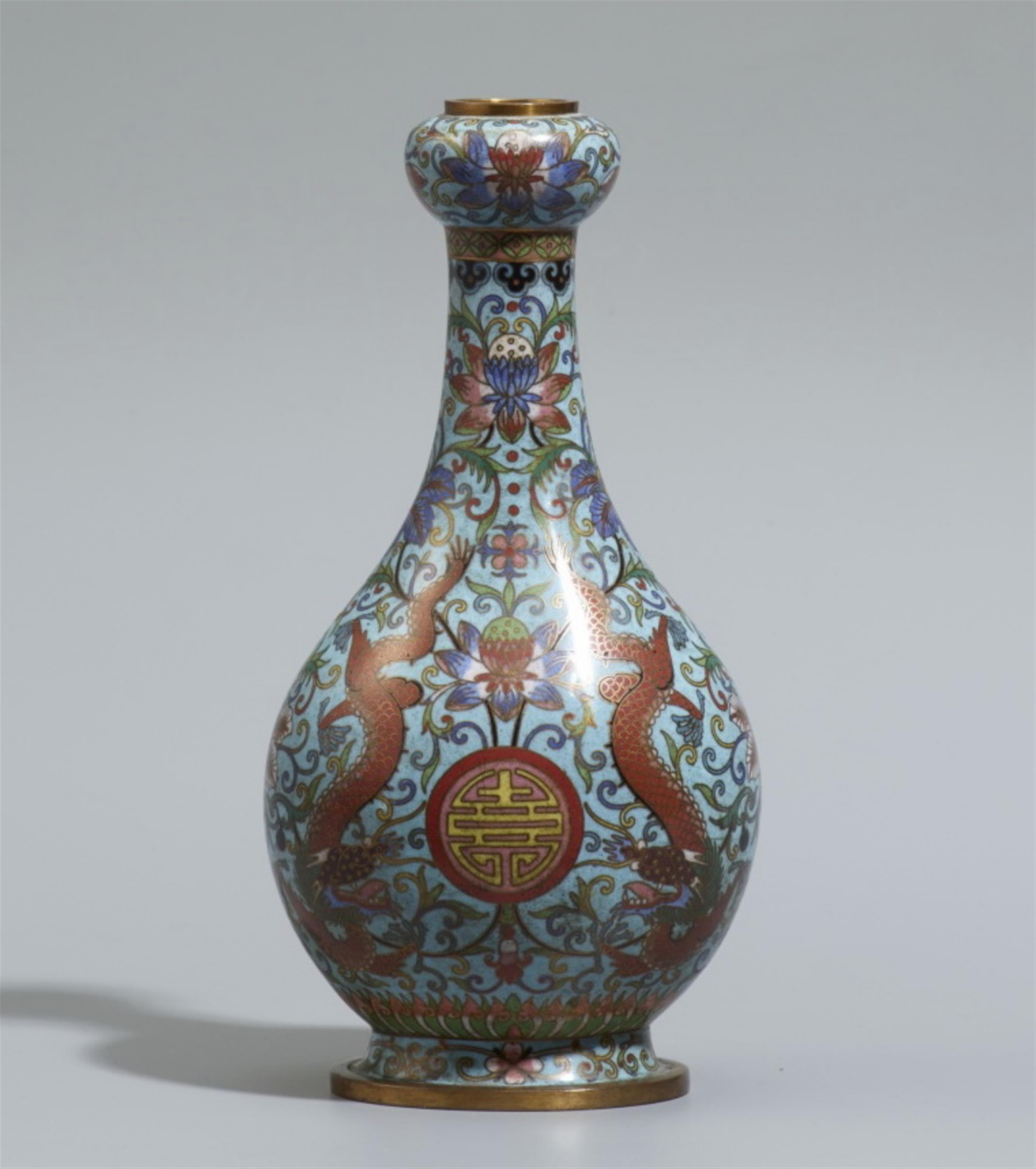 A cloisonné enamel vase. 19th/20th century - image-1