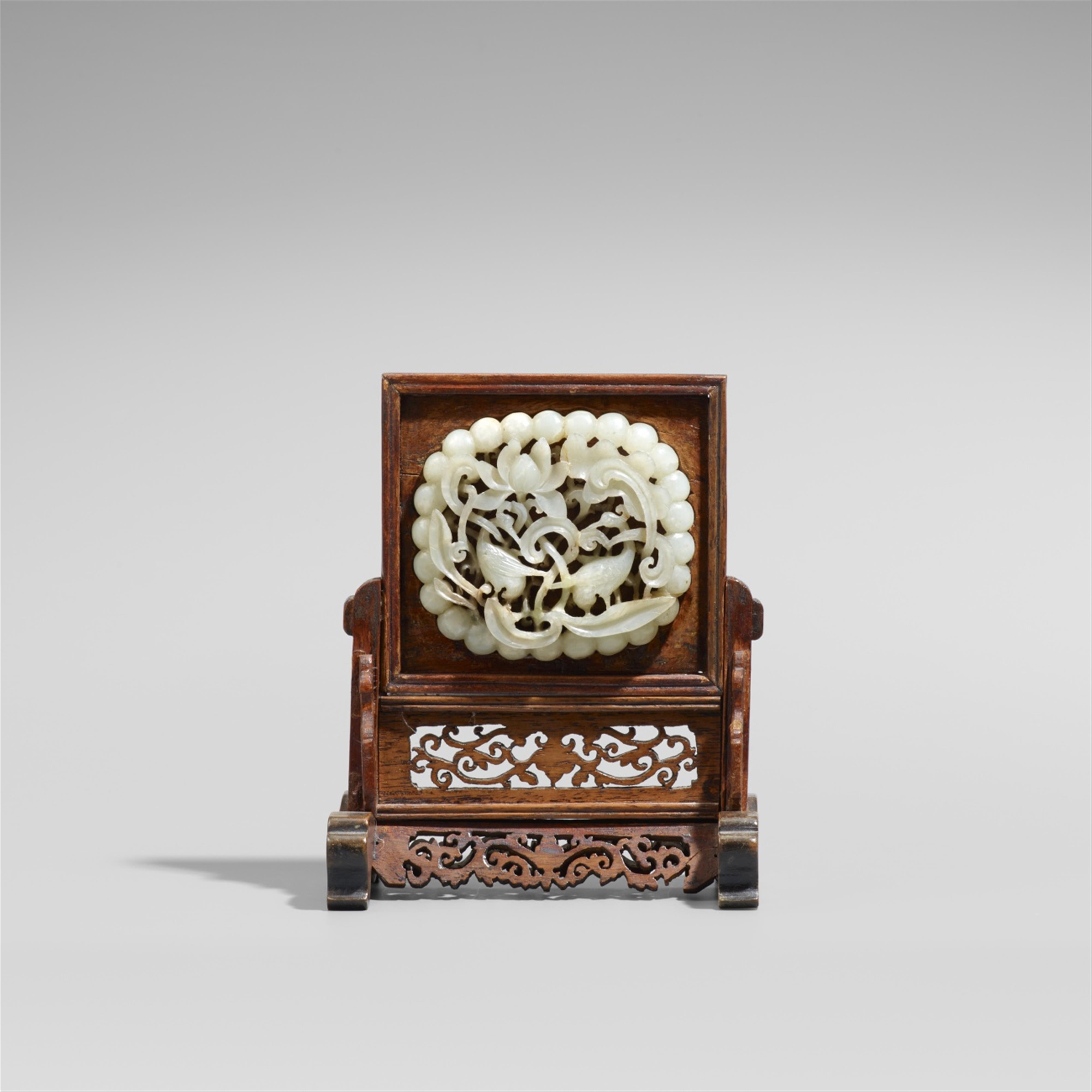 A small table screen. Jade and wood. Qing dynasty - image-1