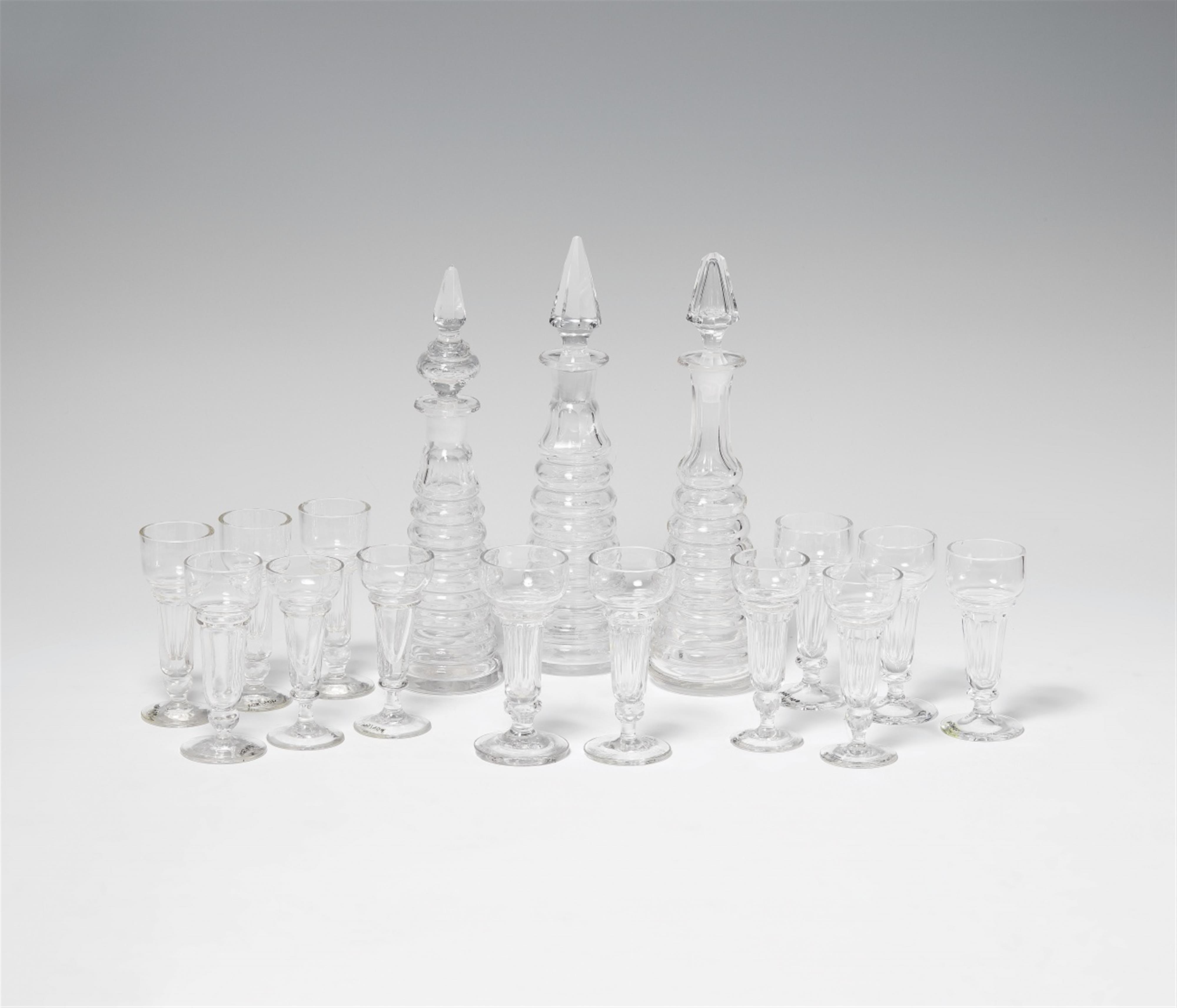 Drei Likörflaschen mit Stöpseln und 13 Gläser - image-1