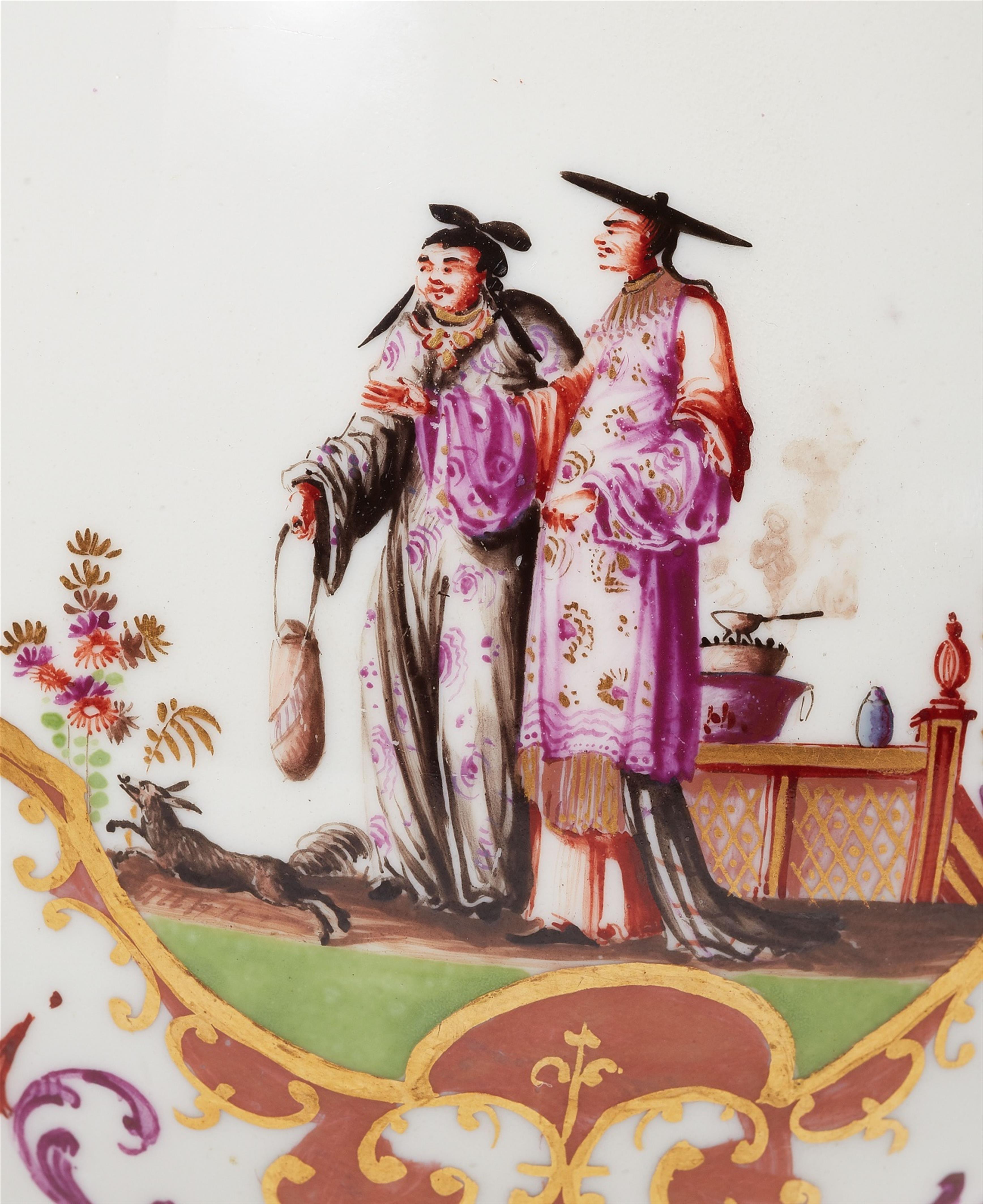 A Meissen porcelain coffee pot with early Chinoiserie decor - image-3
