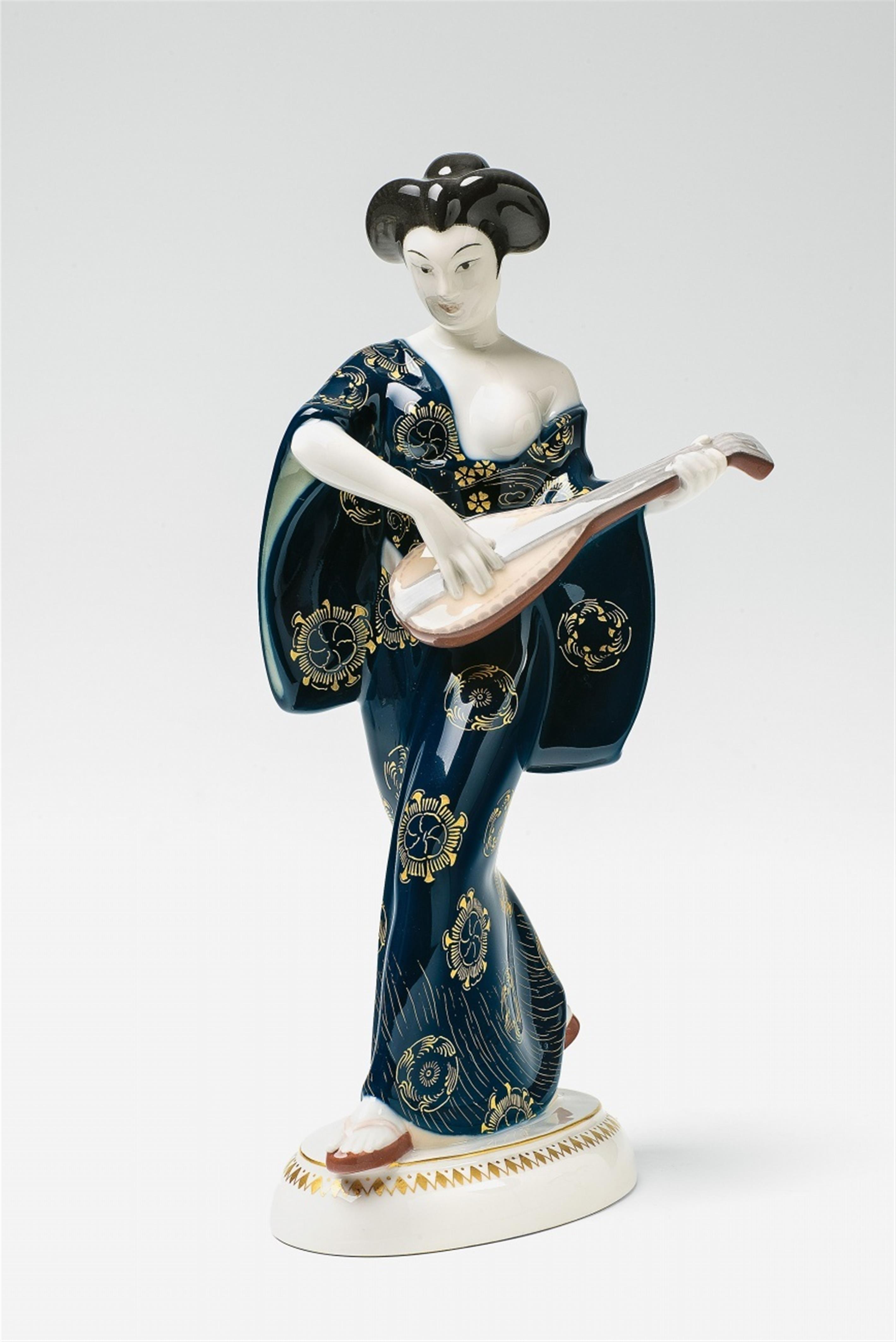 Japanerin mit Mandoline - image-1