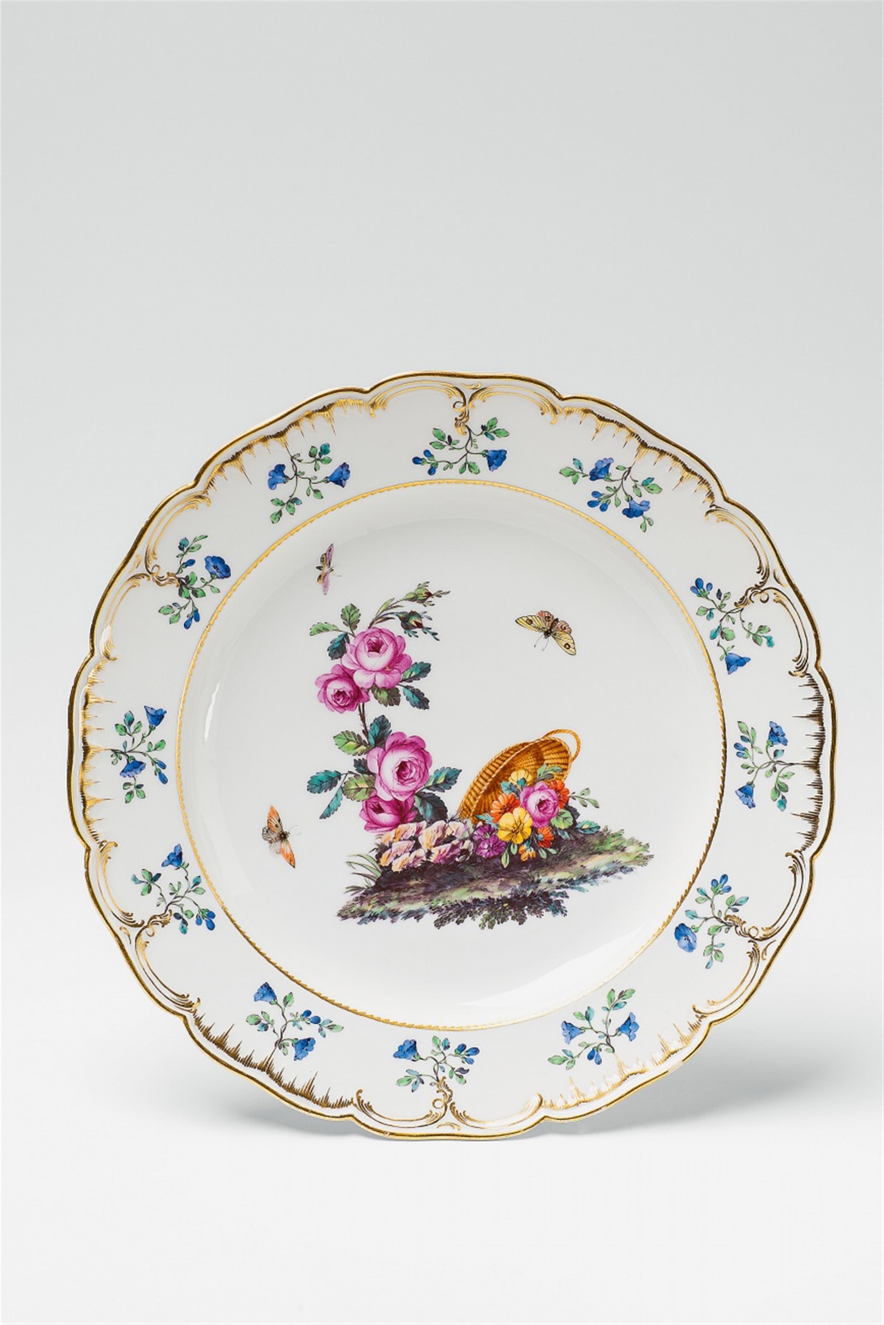 A Berlin KPM porcelain plate from the dinner service made for Schloss Charlottenburg - image-1