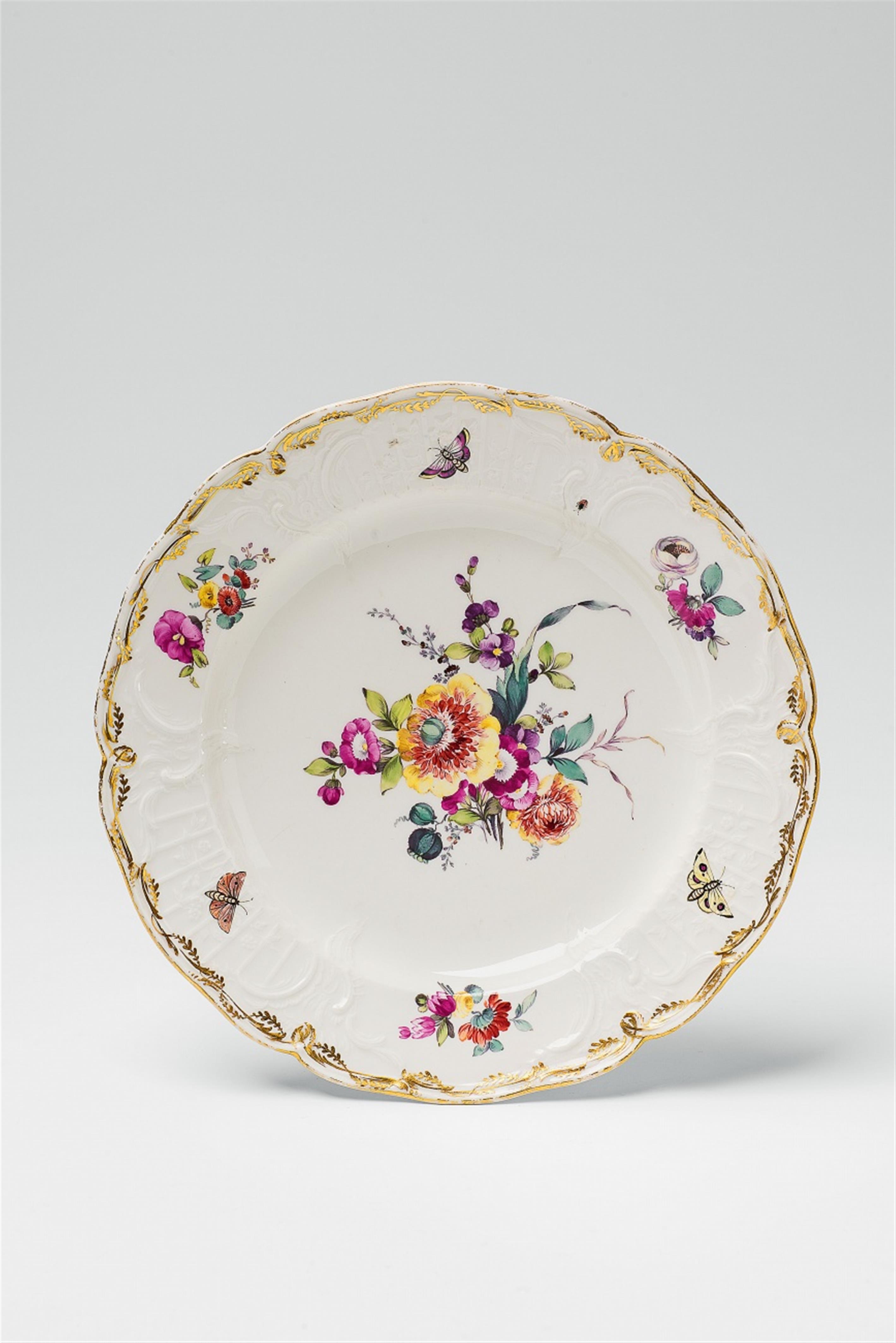 A Berlin KPM porcelain dinner plate from the service for the Berliner Stadtschloss - image-1