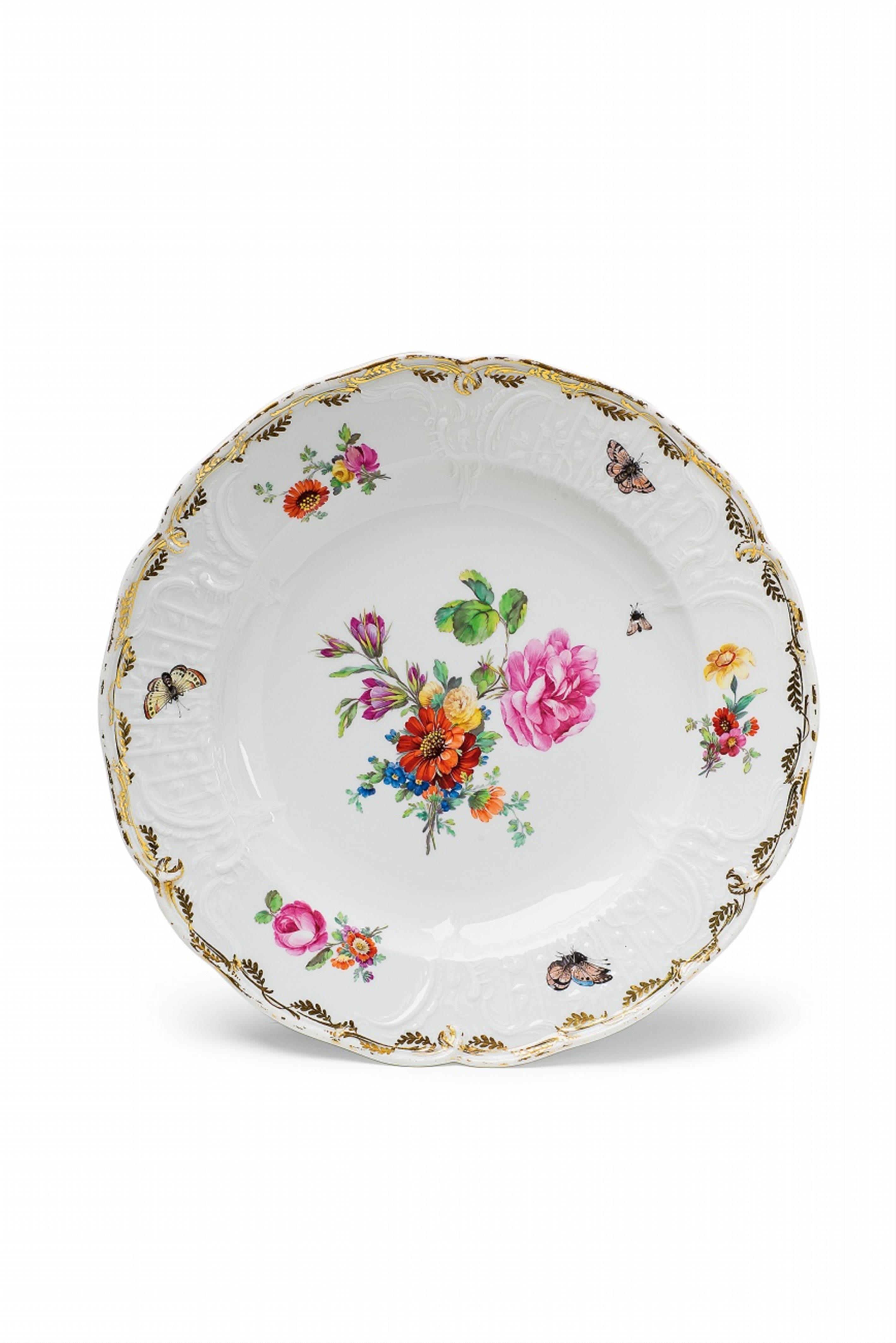 A Berlin KPM porcelain dinner plate from the service for the Berliner Stadtschloss - image-1