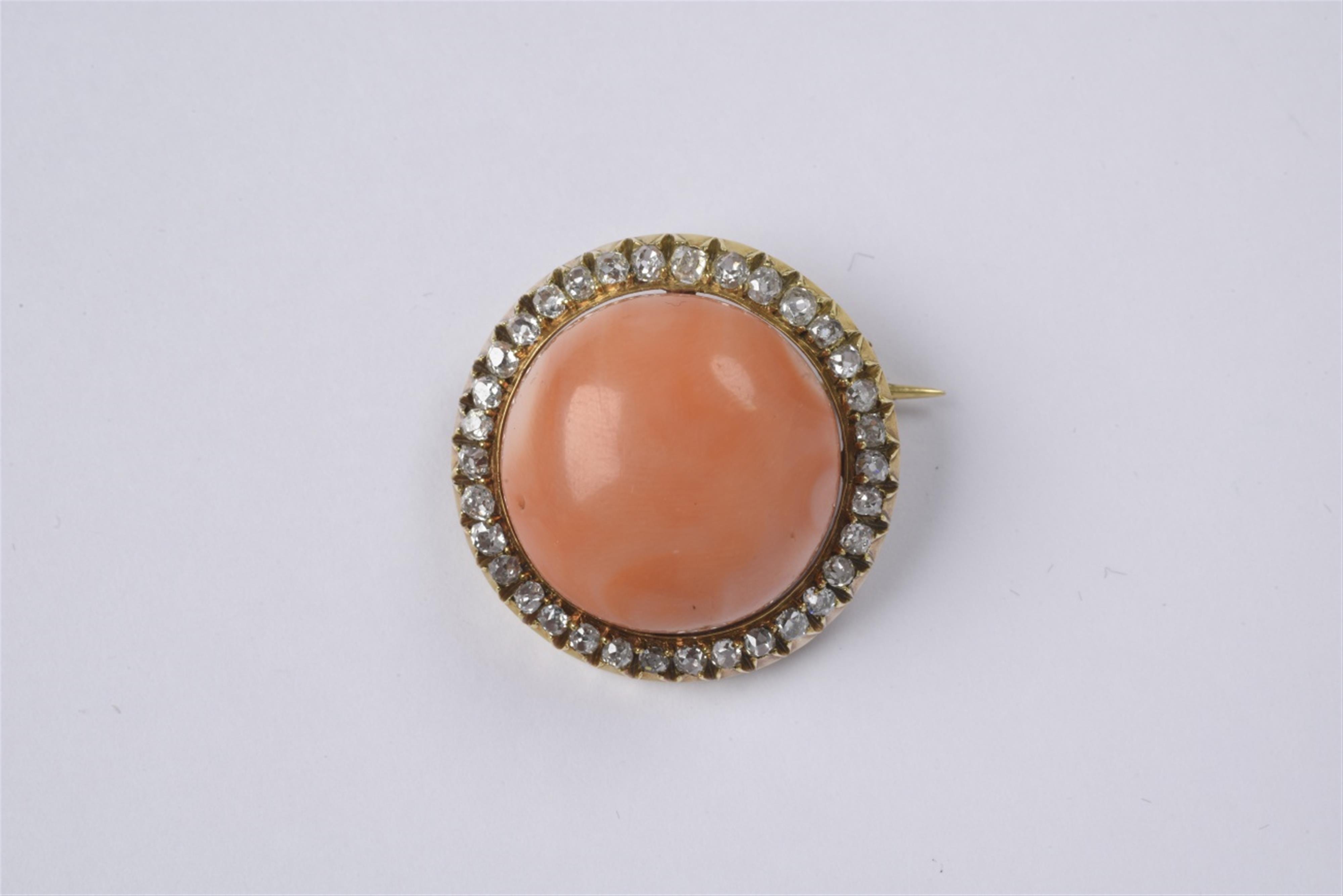 An 18k gold and coral brooch - image-1