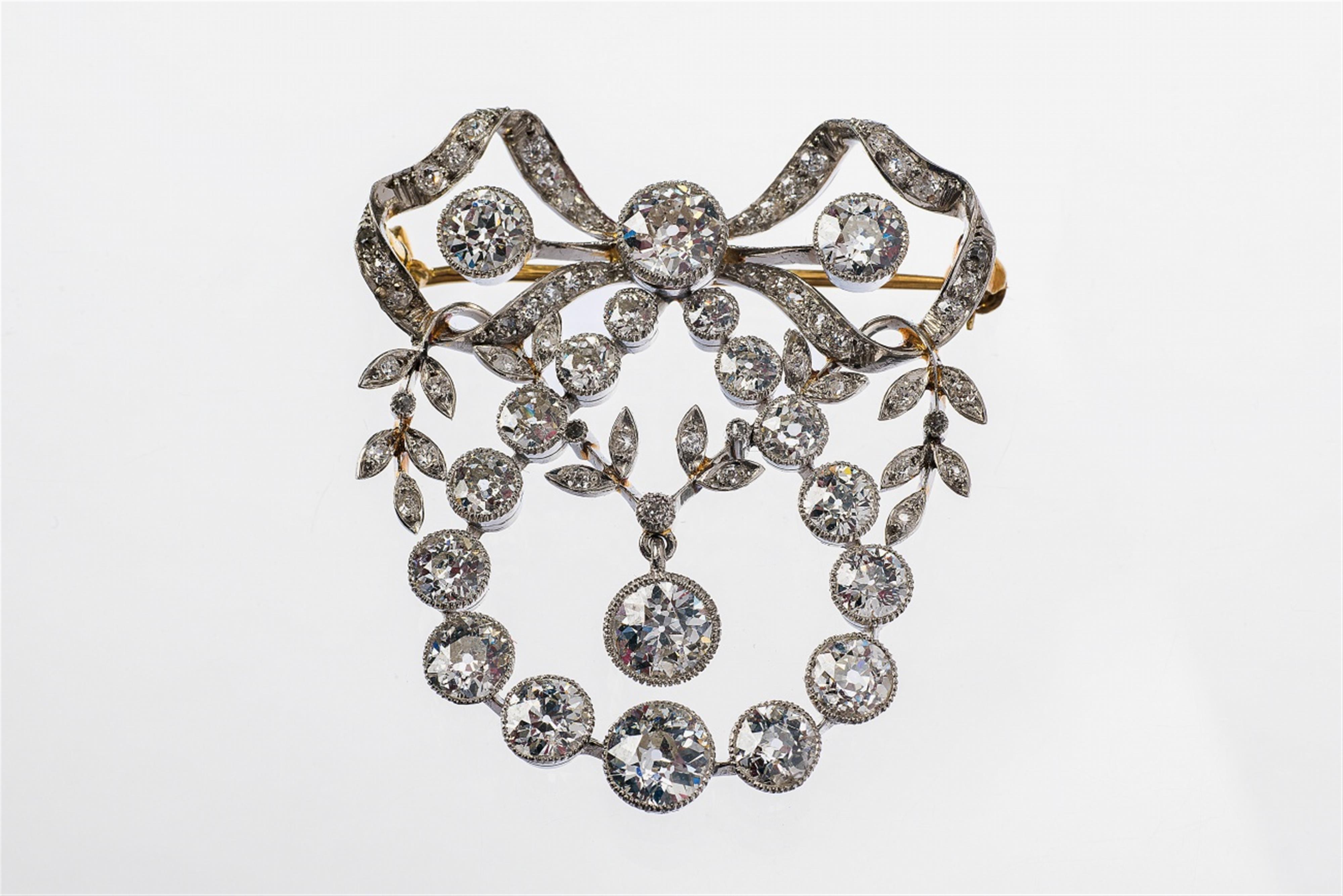 A Belle Epoque platinum and 18k gold pendant brooch - image-2