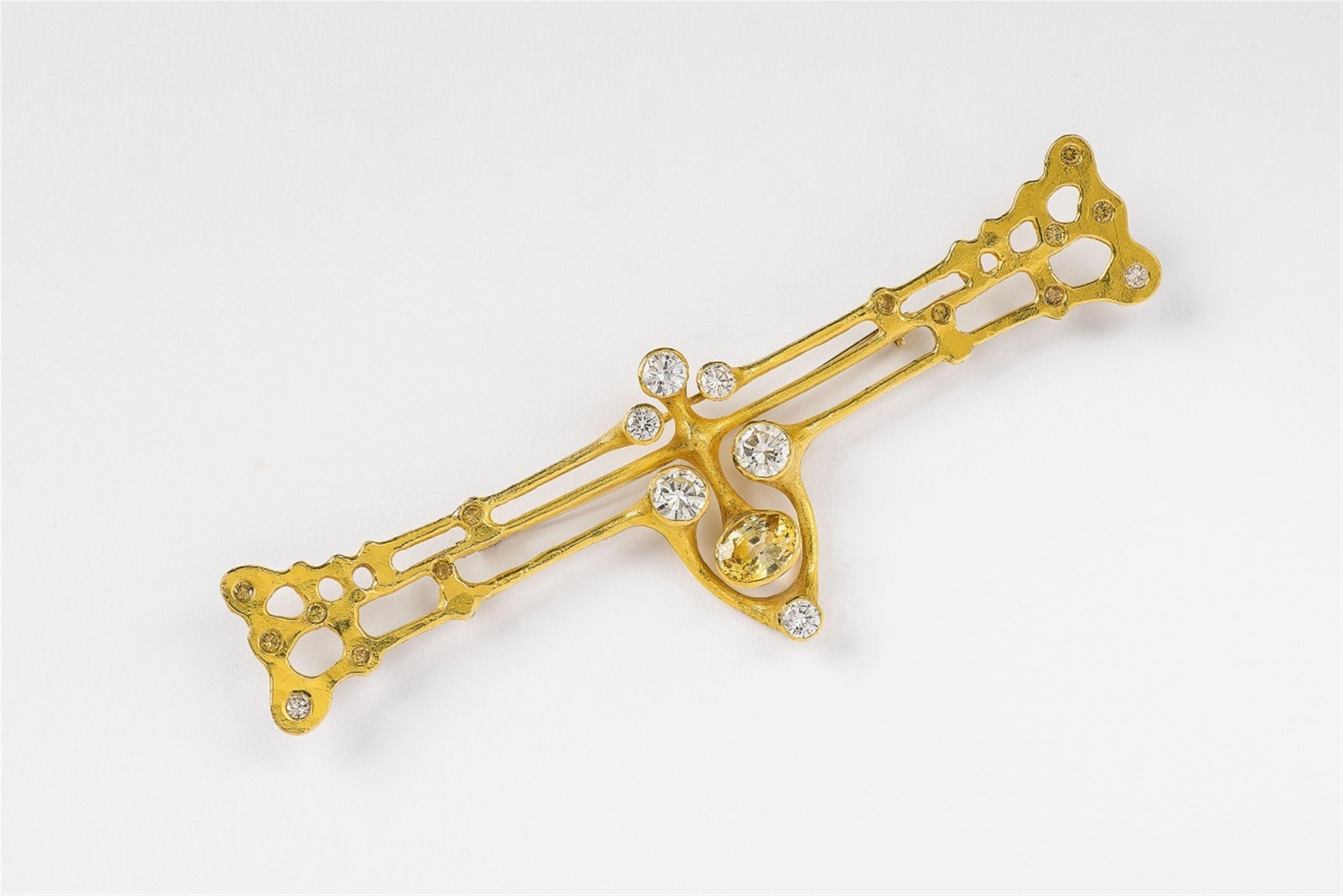An 18k gold and diamond dragonfly brooch - image-1