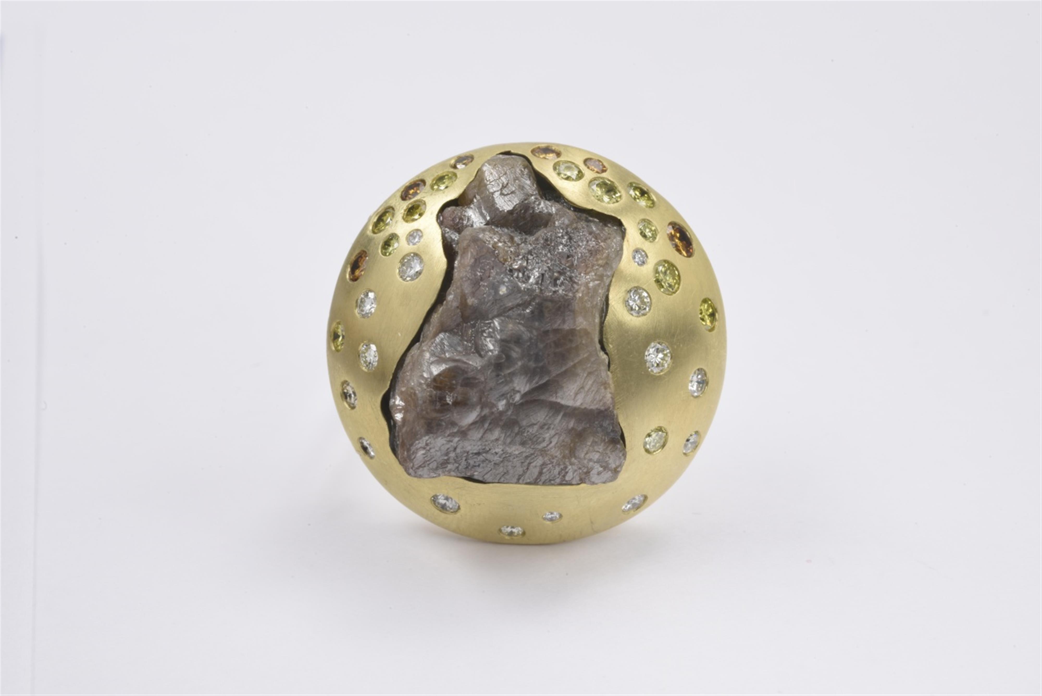 An artist-designed 18k gold brooch with a rough diamond - image-1