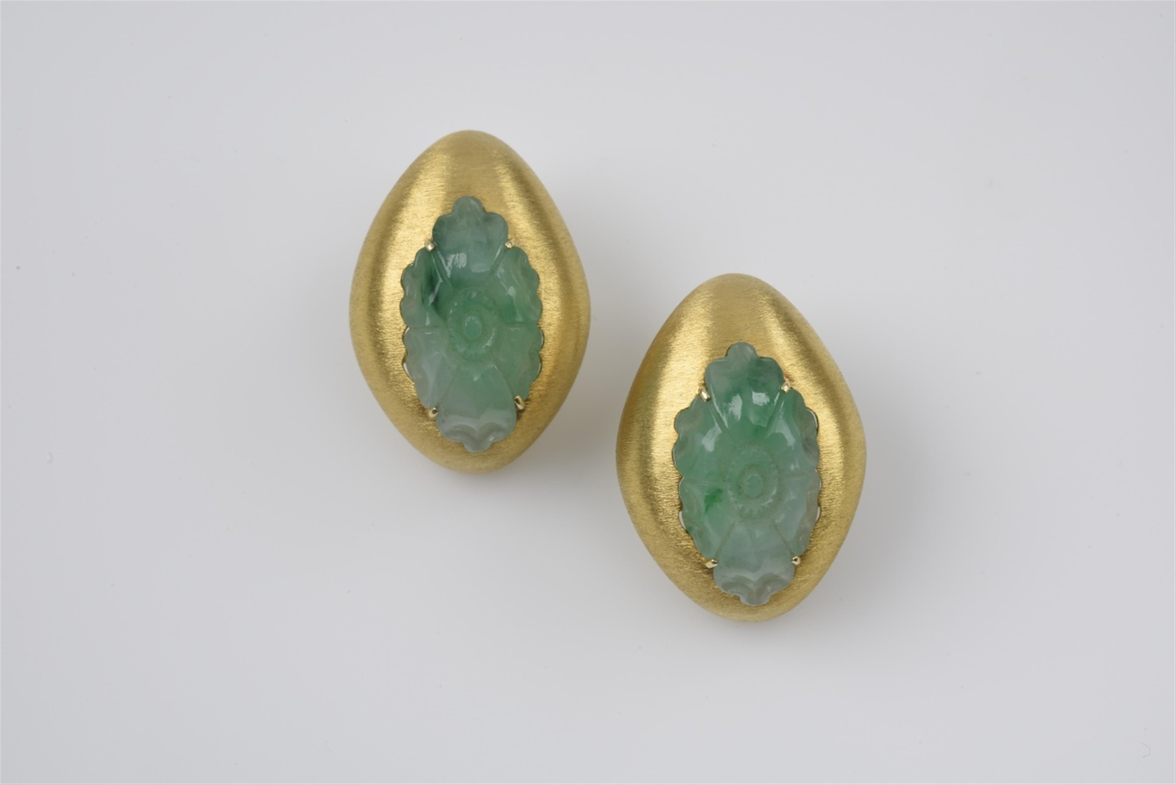 A pair of 18k gold and jadite clip earrings - image-1