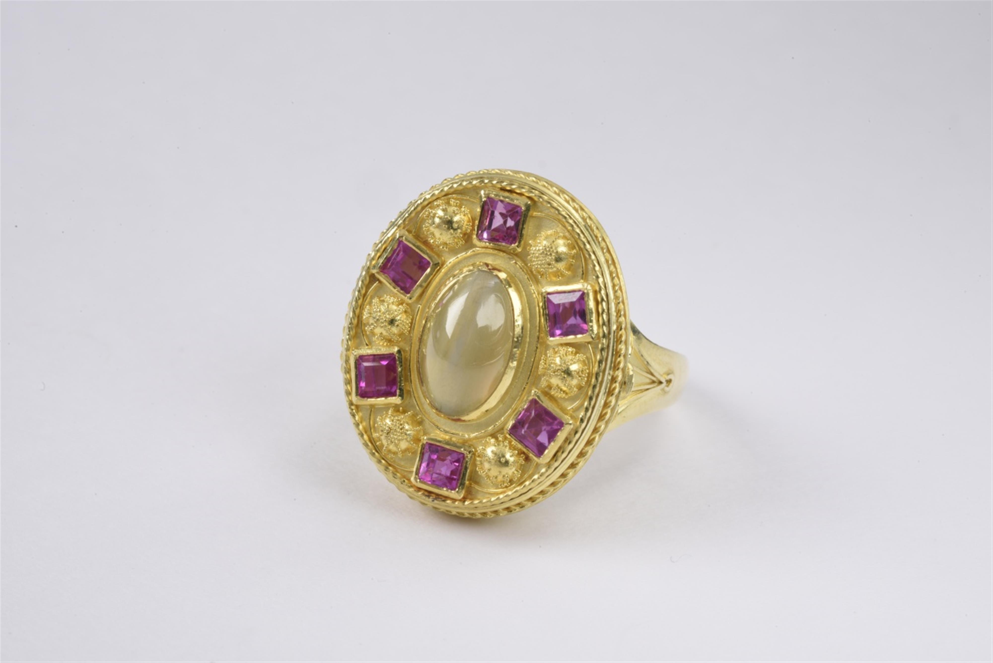A gold and cat's eye beryl ring - image-1