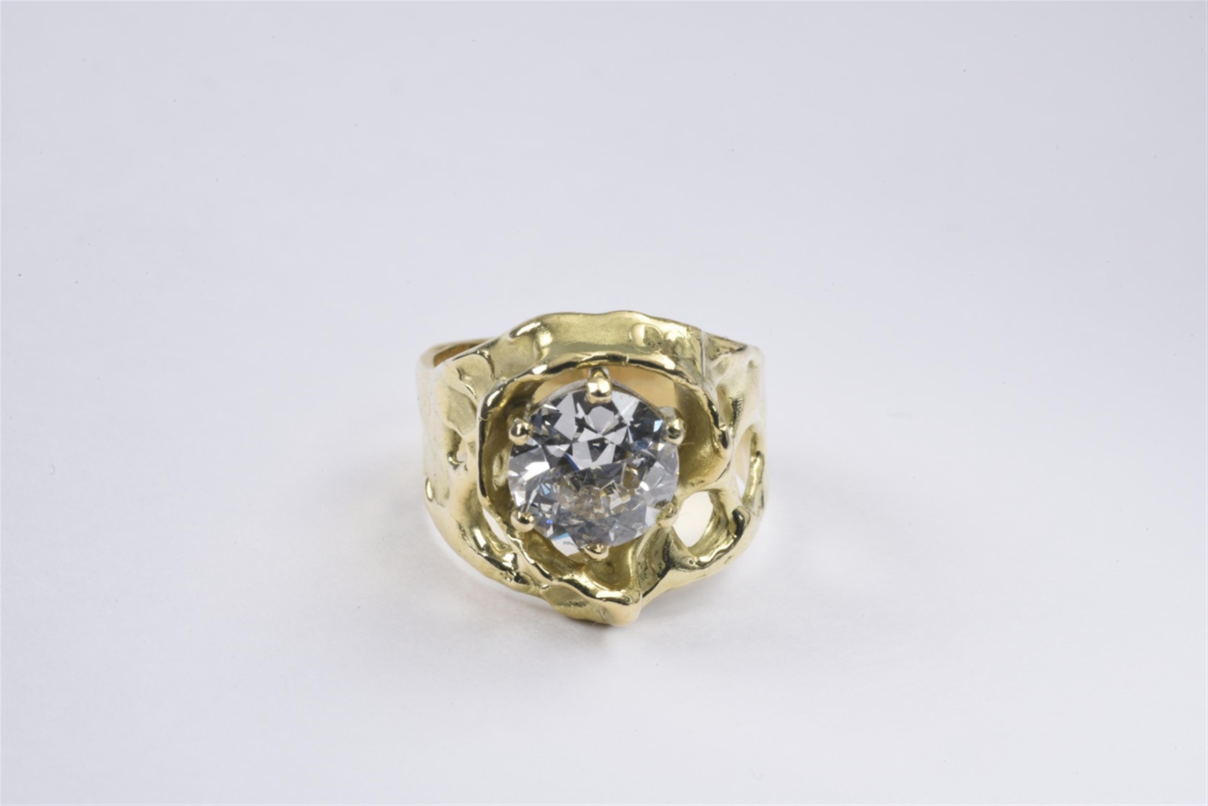 An 18k gold diamond solitaire ring - image-1