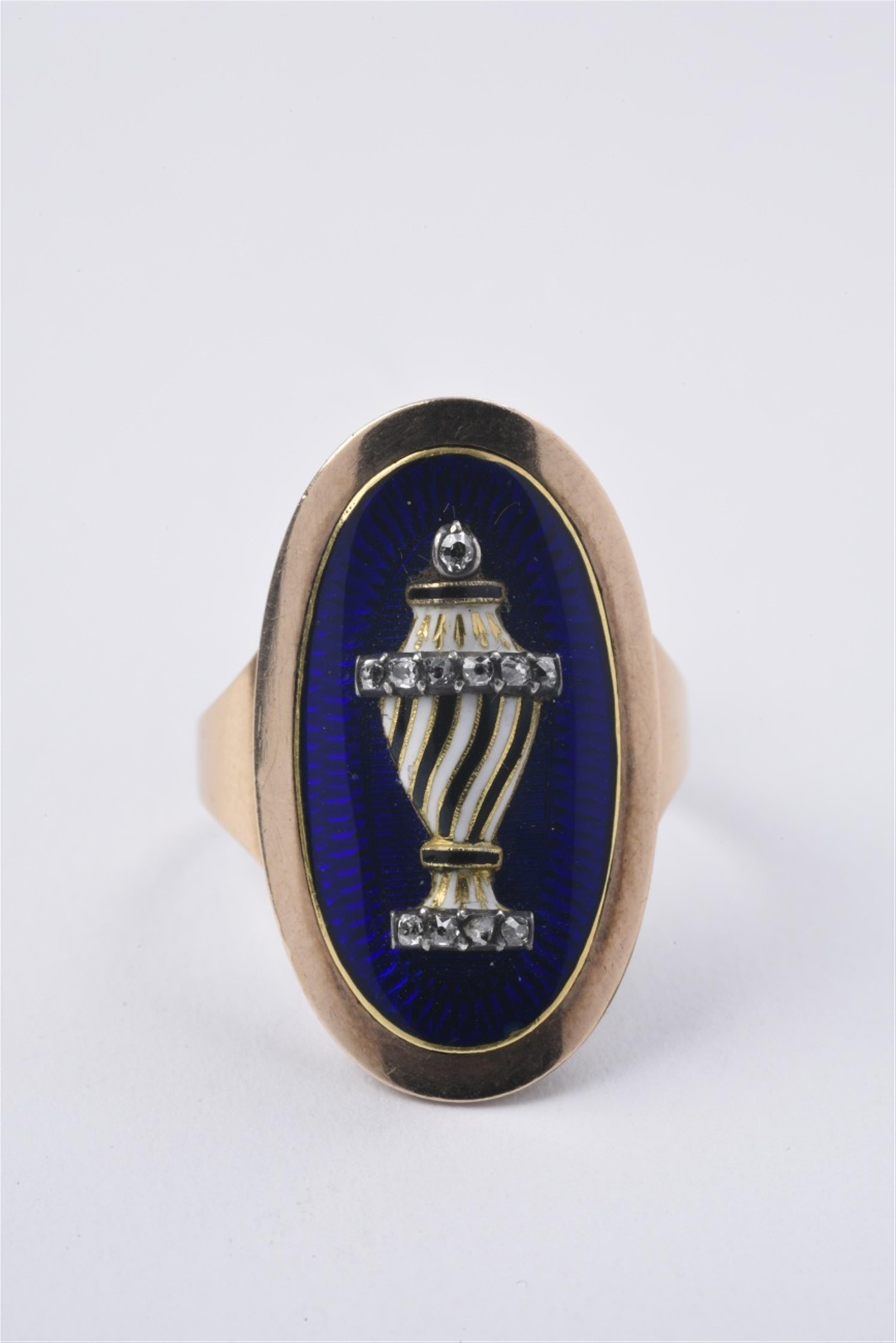 A George III 14k gold and diamond memory ring - image-1