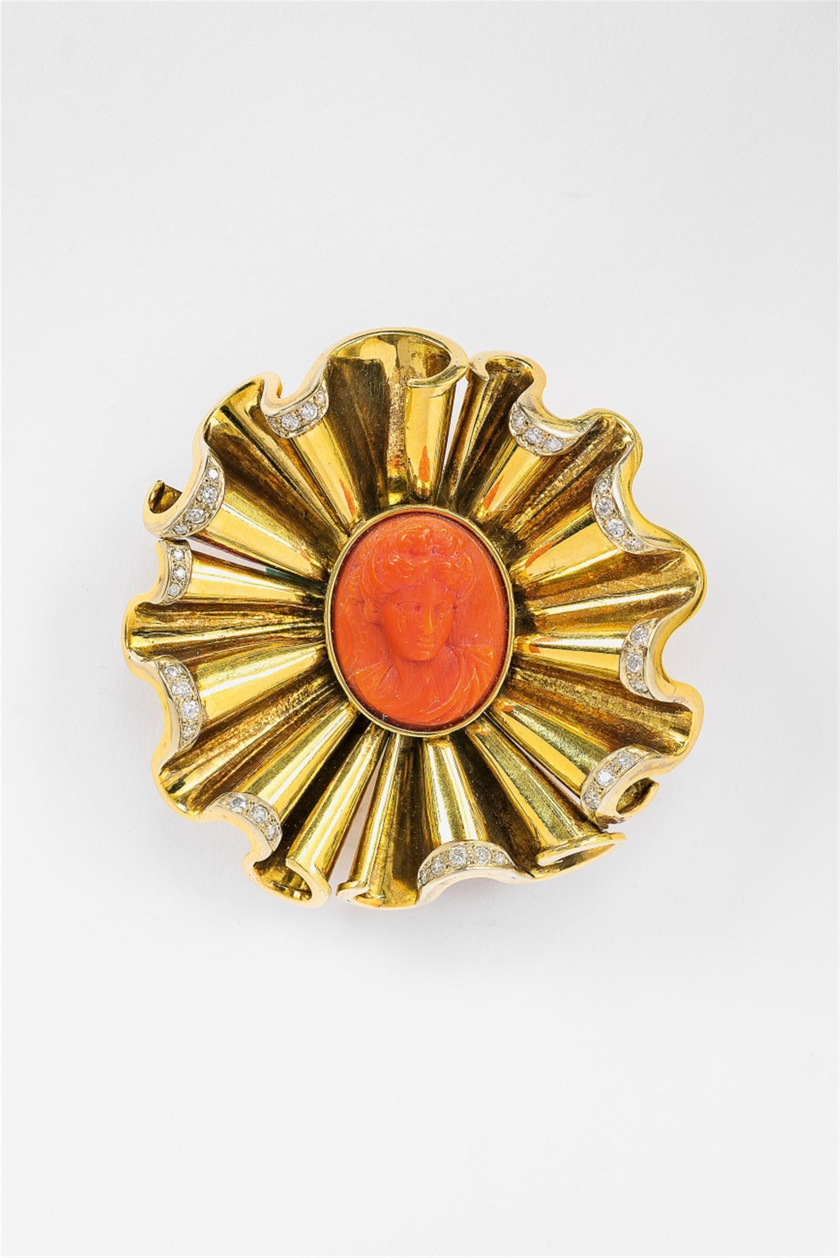 An 18k gold retro style cameo brooch - image-1