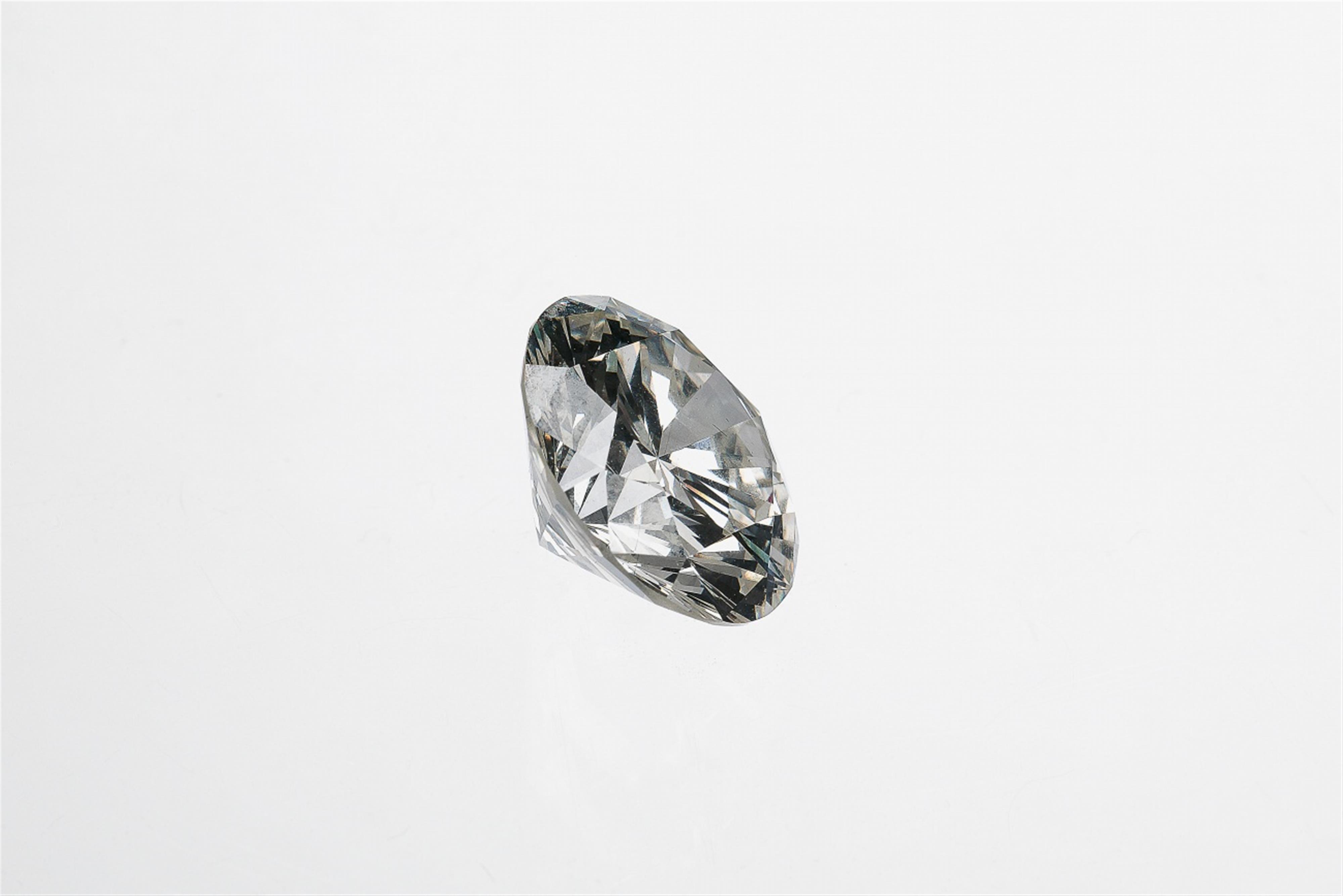A loose brilliant-cut diamond - image-4