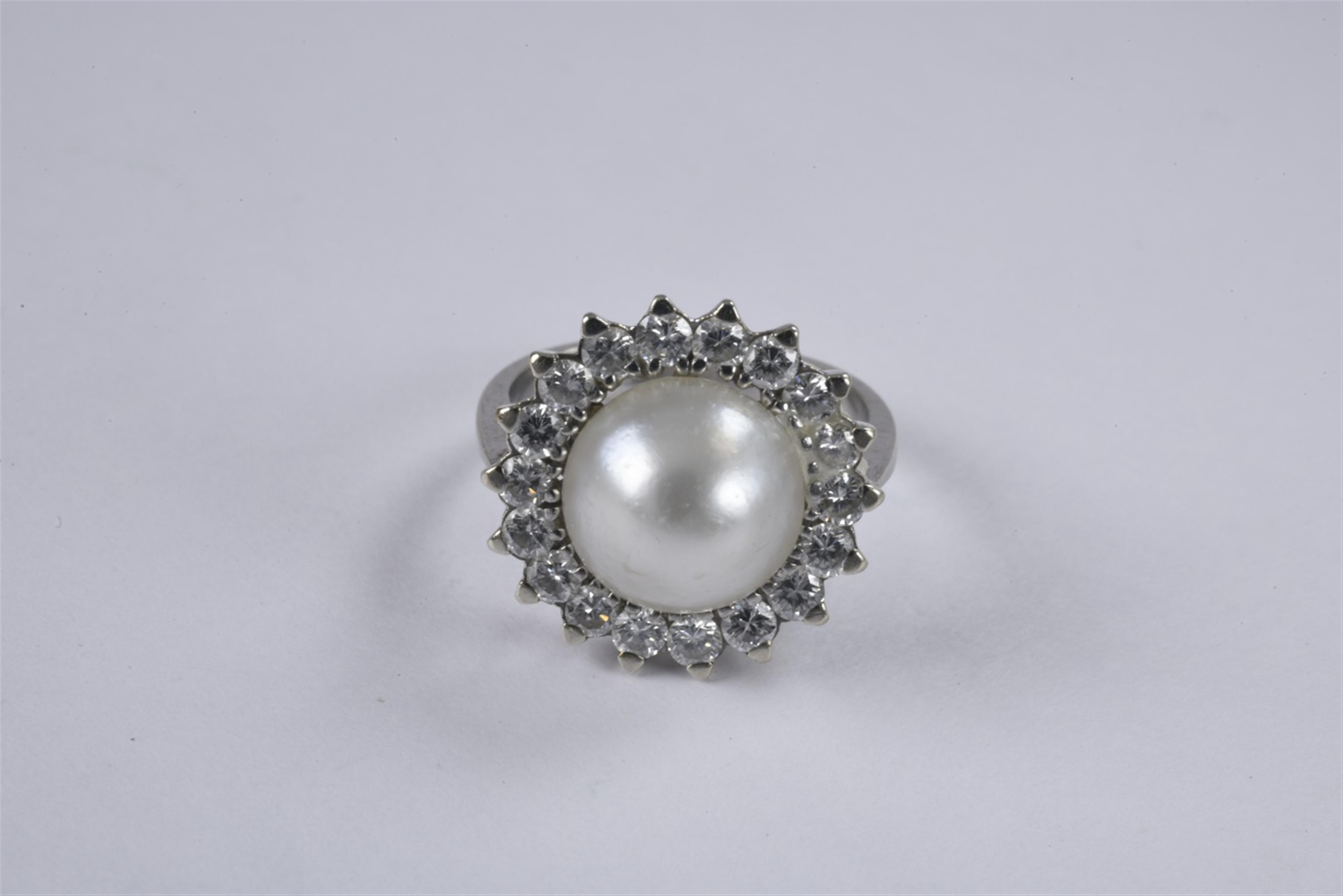 A 14k gold and pearl cluster ring - image-1